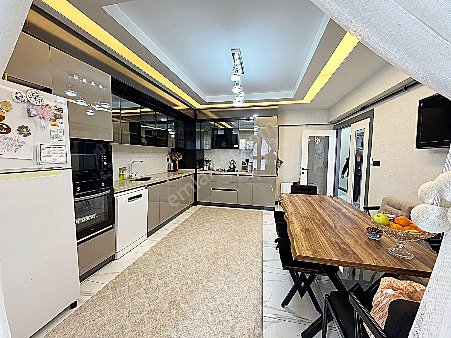 Keçiörende Yeni Bina Orta Katta 4+1 Full +full Yapılı Türk Hamamlı Daire