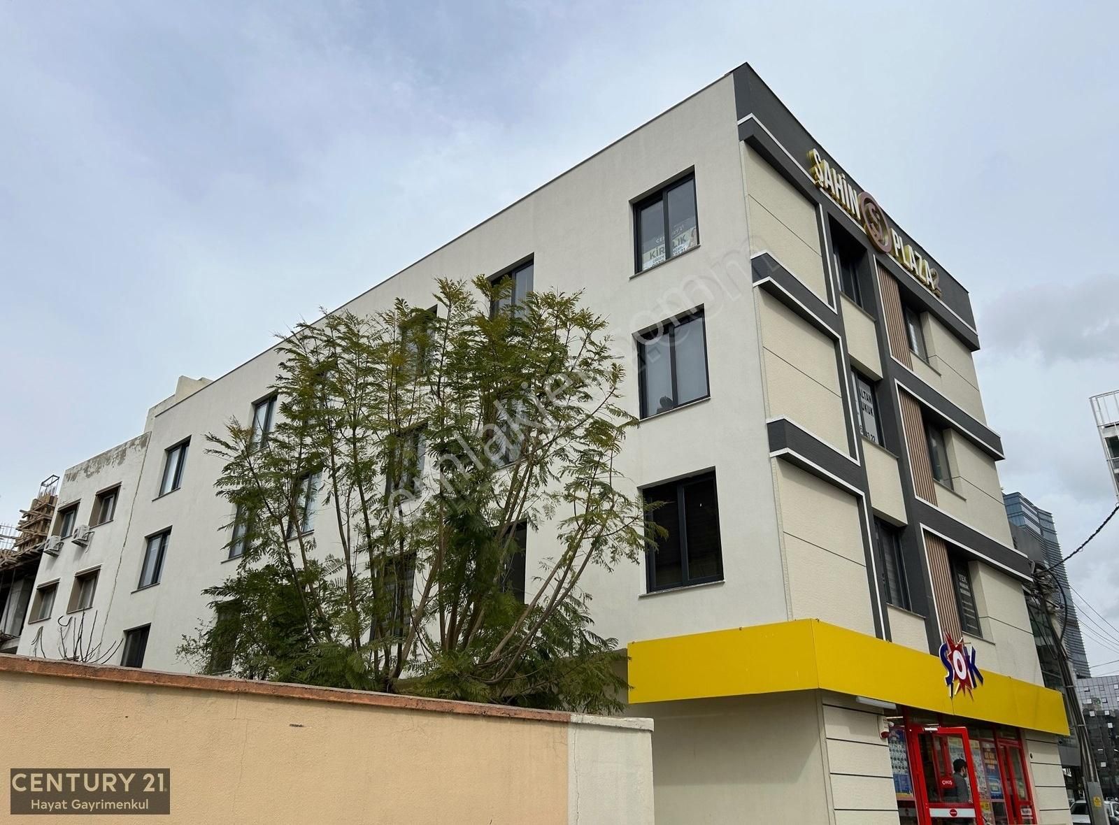Bayraklı Mansuroğlu Mahallesinde Şahin Plaza 2'de Kiralık Ofis