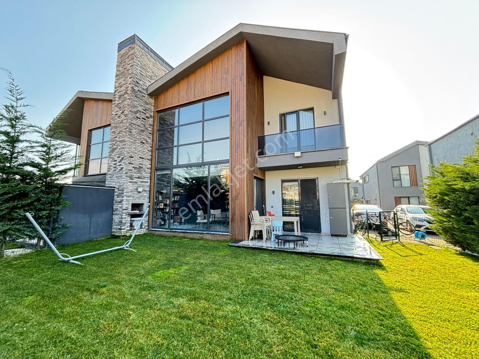İzgin Garden Villaları'nda 4+1 236 M2 Satılık Villa