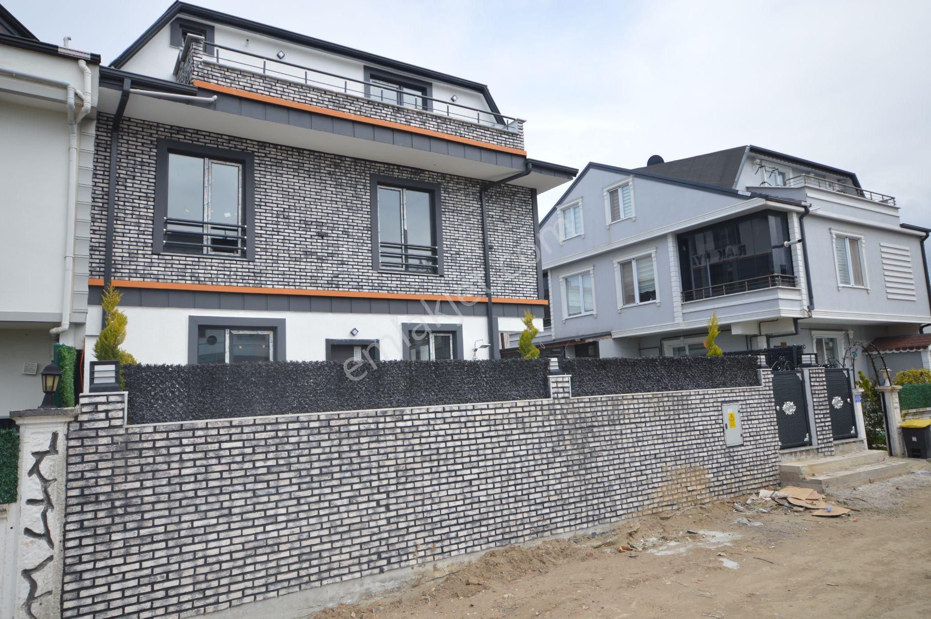 🌴 Geniş Bahçede Özgürlük, Havuzda Serinlik, Villada Lüks Yaşam Sizi Bekliyor! 🏠
