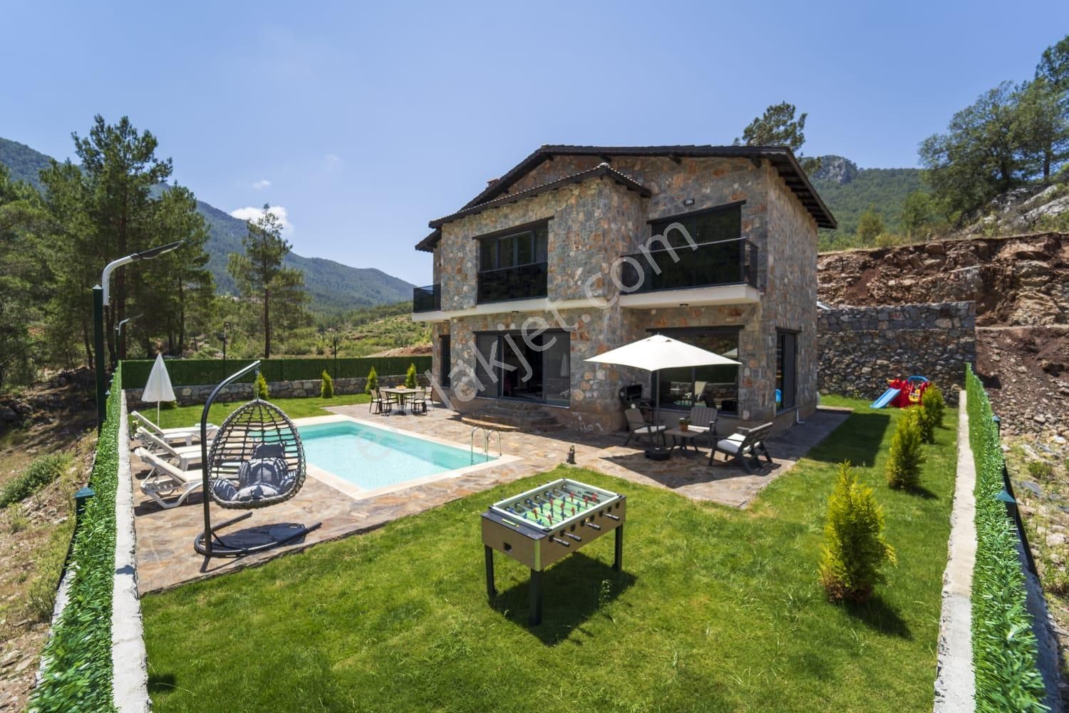 Fethiye Yeşilüzümlü Kızılbel’de Doğa İçinde, Havuzlu, Güneş Enerjili, Eşyalı Satılık Taş Villa