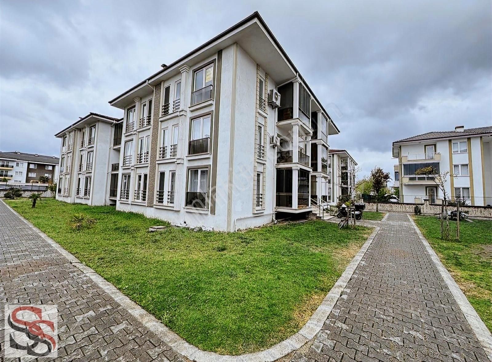 Serdivan Yazlık'ta Site İçi 3.kat 135 M² 3+1 Geniş Daire