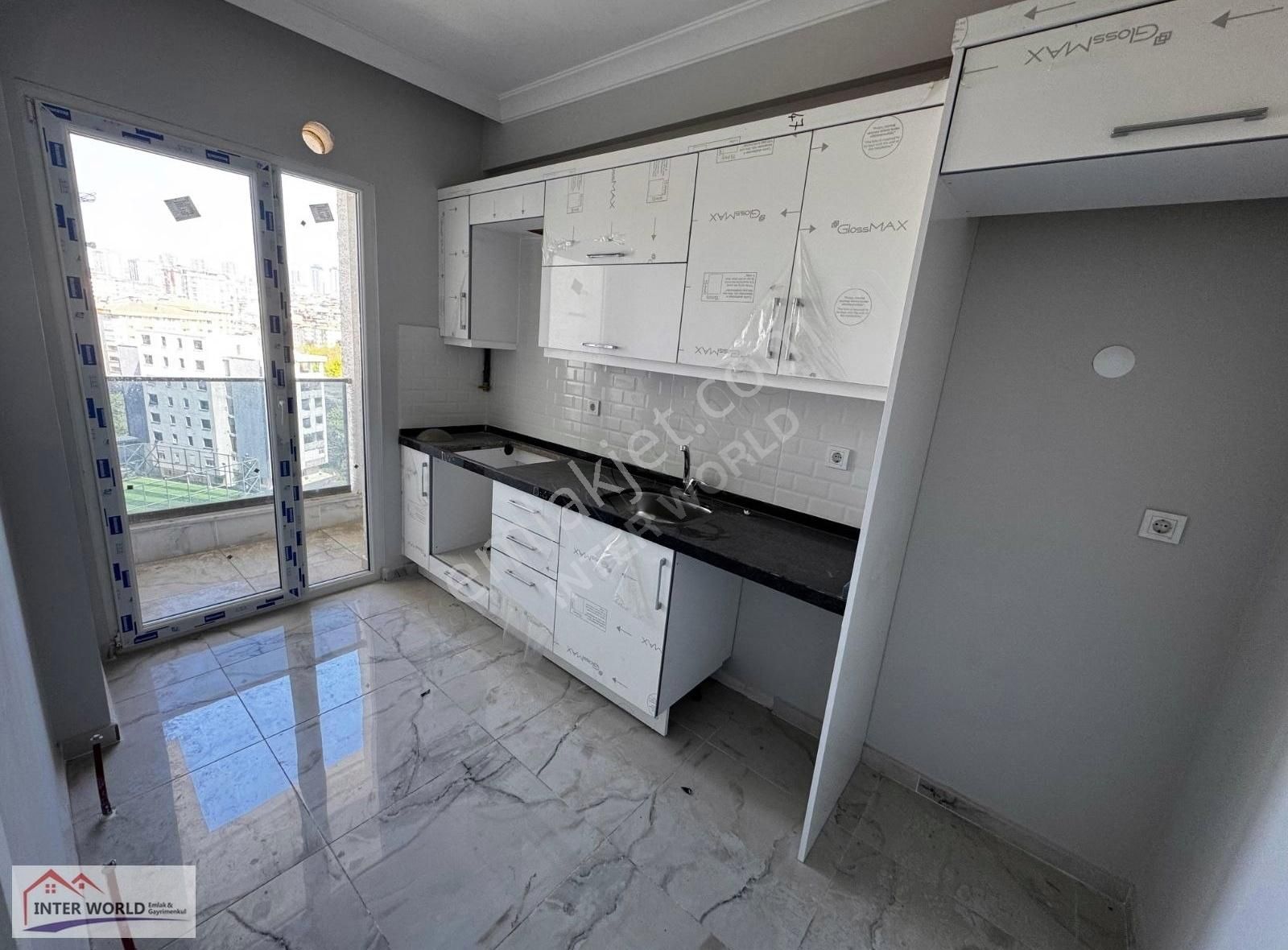 Otoparklı 2+1 Manzaralı Önü Açık İskanlı Satılık Boş Daire