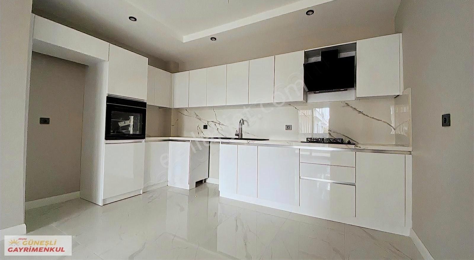 Güneşliden Akçayda Havuzlu Sitede 1+1 Konforlu Sıfır Daire