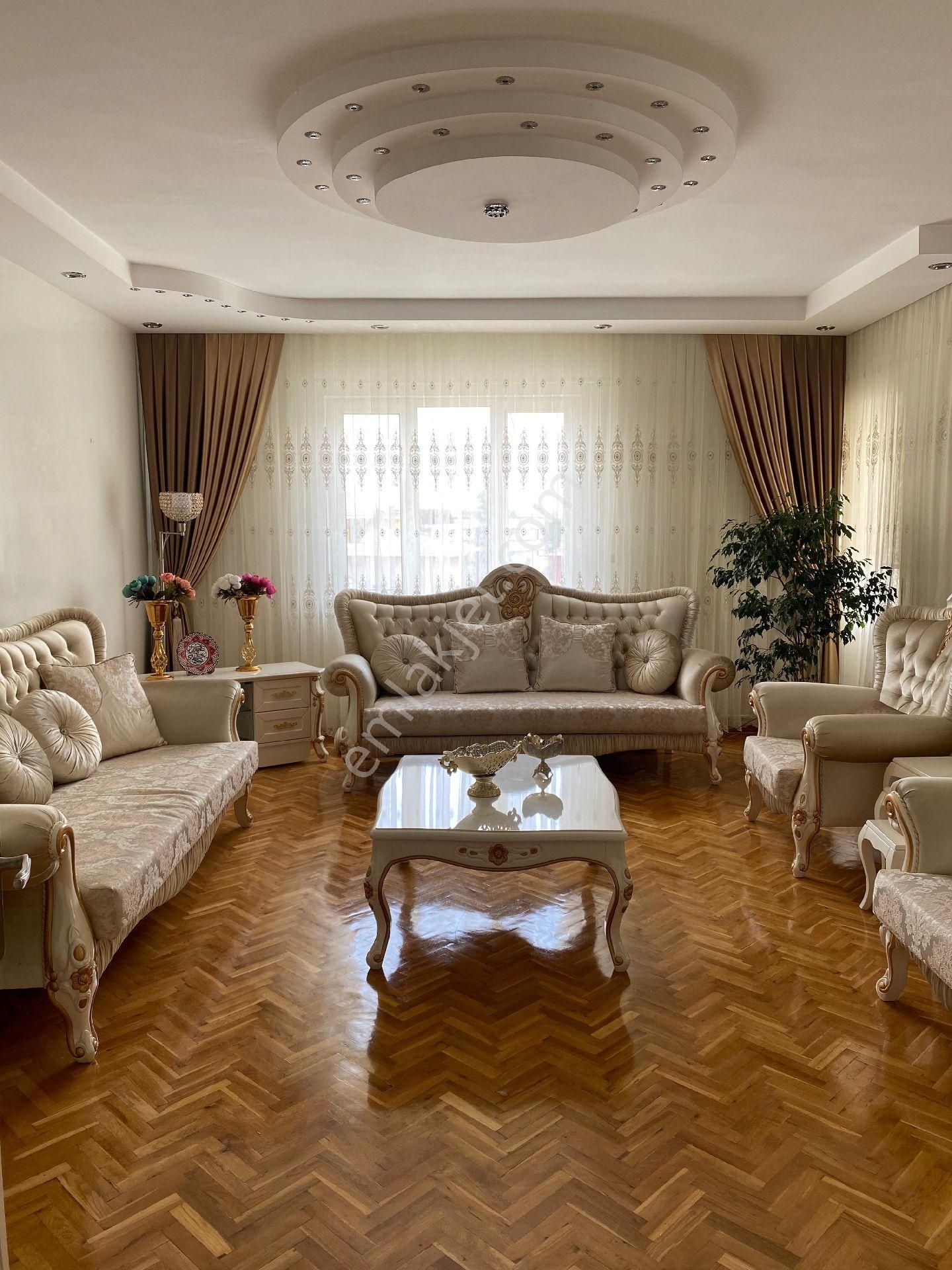 Güvenevler'de Merkezî Konumda 3+1 Daire (hasarsız).
