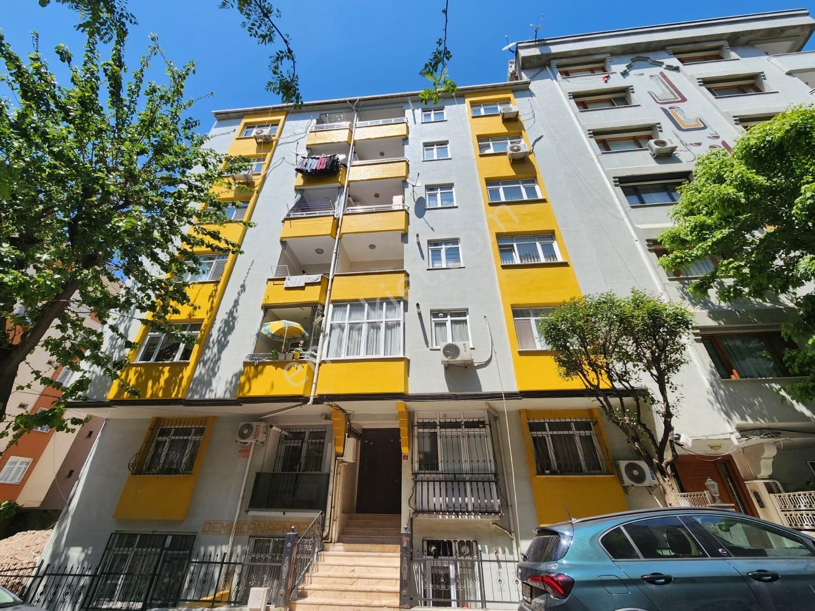 Yayla Uefa Anıtı Civarı 17 Yıllık Bina 3+1 120m2 Asansörlü 2.kat