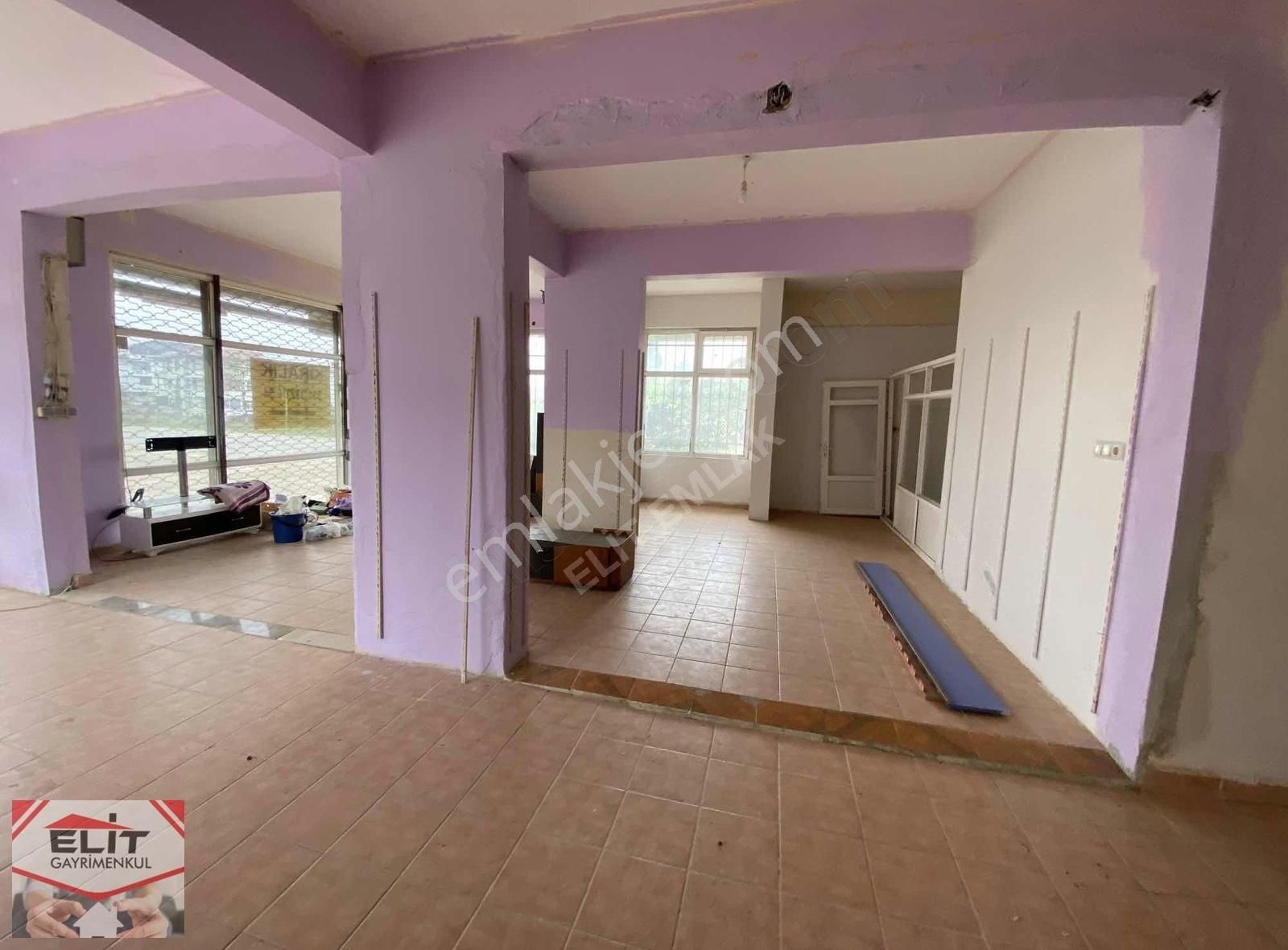Karasu'da Gazi Caddesine Cephe 130 M2 Kiralık Dükkan