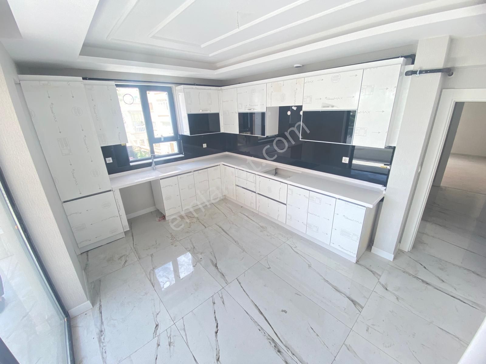 Yayla'da Tek !! 5+1 3 Banyolu 3 Balkonlu 190m2 Net !! Sıfır Bina