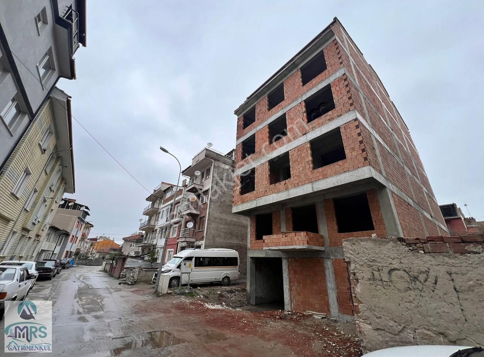Mrs'den Fuatpaşa Aydınlık Cad. Üzerinde Geniş Satılık 1+1 Daire