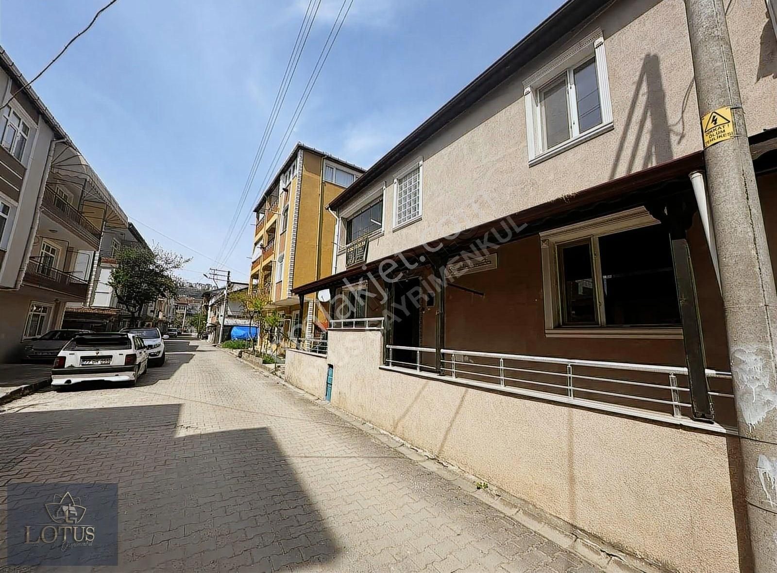 İzmit Yeşilova Merkezi Konum Satılık Bahçeli Müstakil Ev