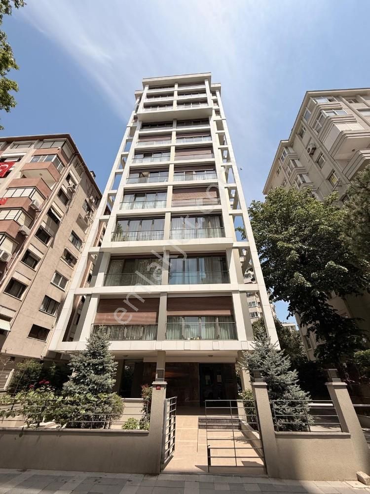 Kadıköy Suadiye Kavisli Sokakda Eşyalı 3+1 Kiralık Daire
