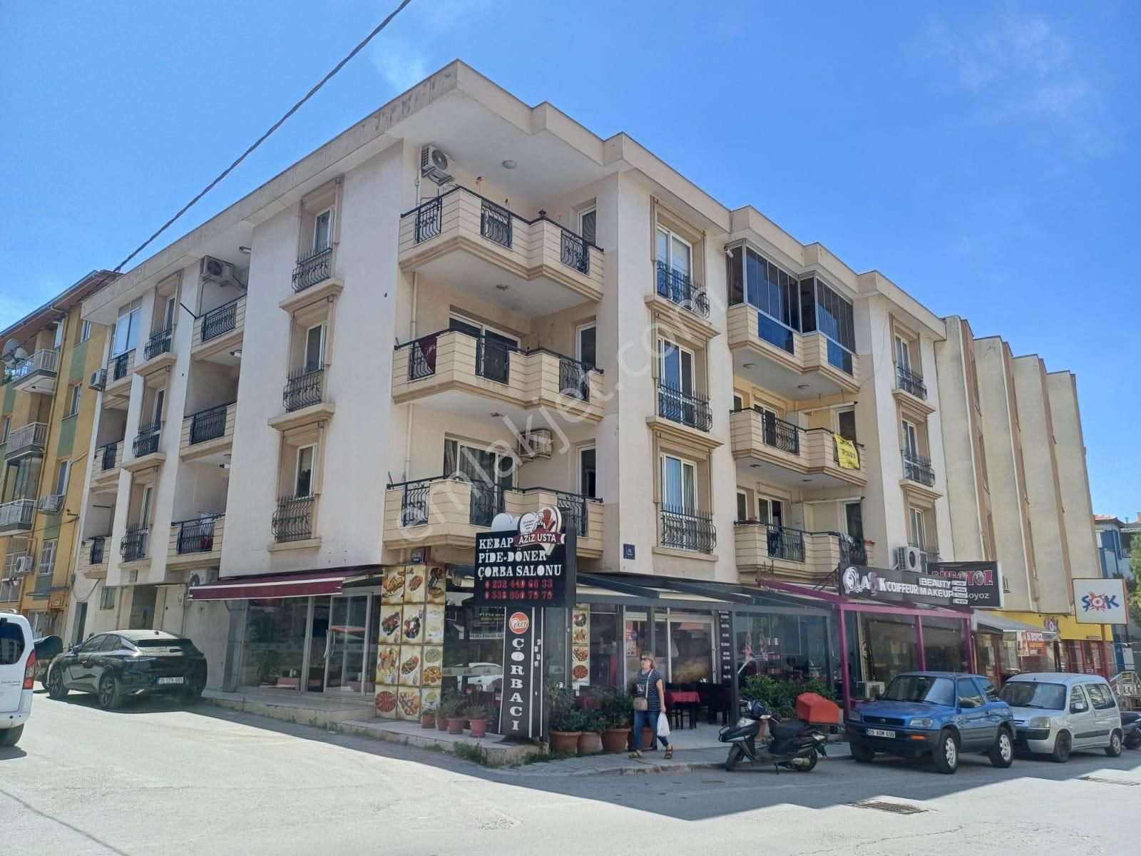 Atatürk Mahallesinde; Arakat, Balkonlu Geniş 3+1 Daire (190 M²)