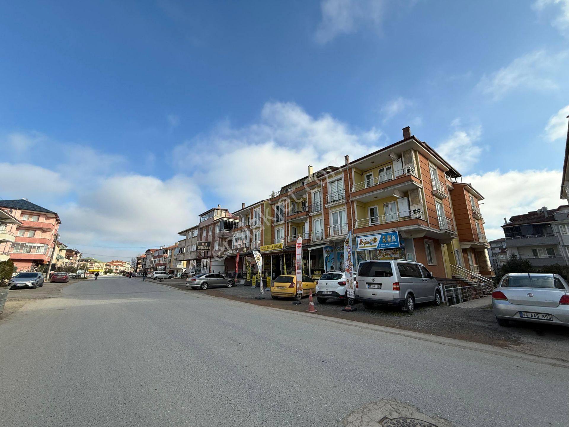 Karasu Sahilde 1+1 Cadde Üzeri Denize Yürüme Mesafesinde Fırsat Daire