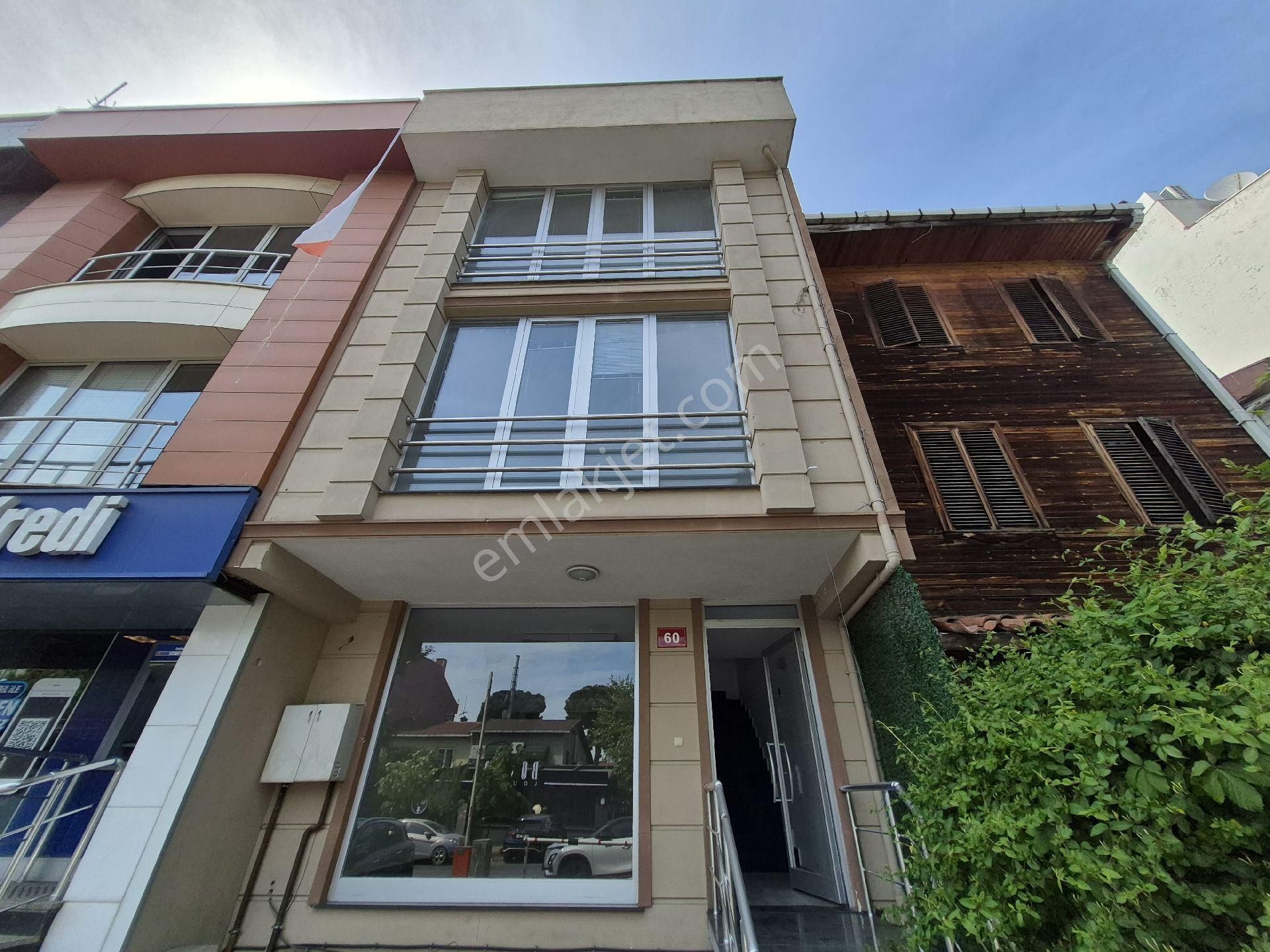 Koşuyolu Caddesinde Net 400 M2 Otoparklı Komple Bina