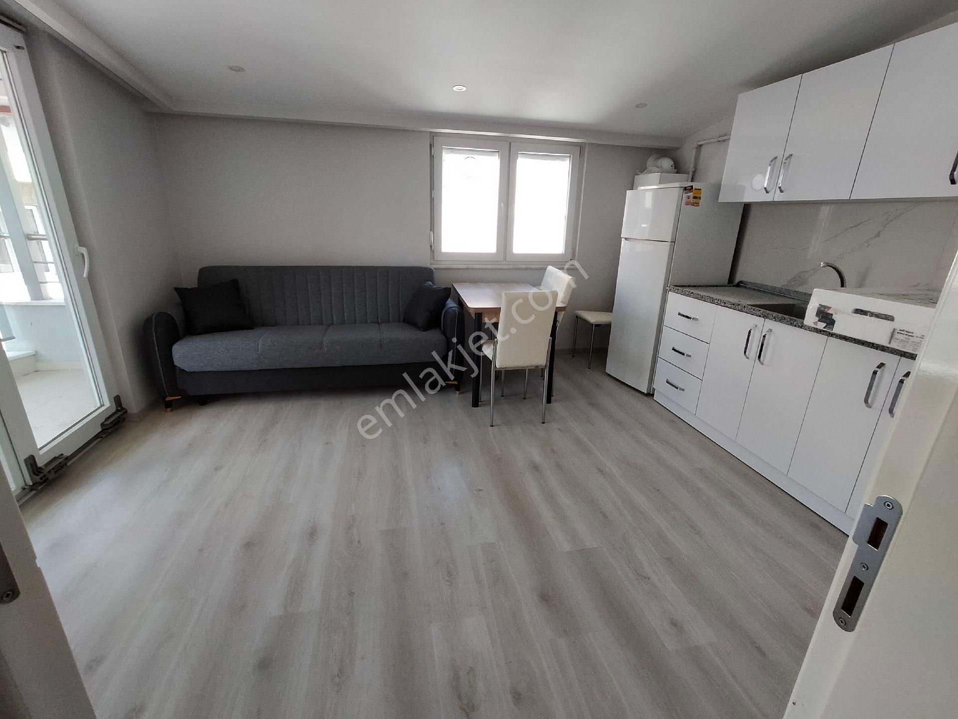 Aile Apartında 50m2 1+1 Balkonlu Eşyalı Kiralık Apart Daire