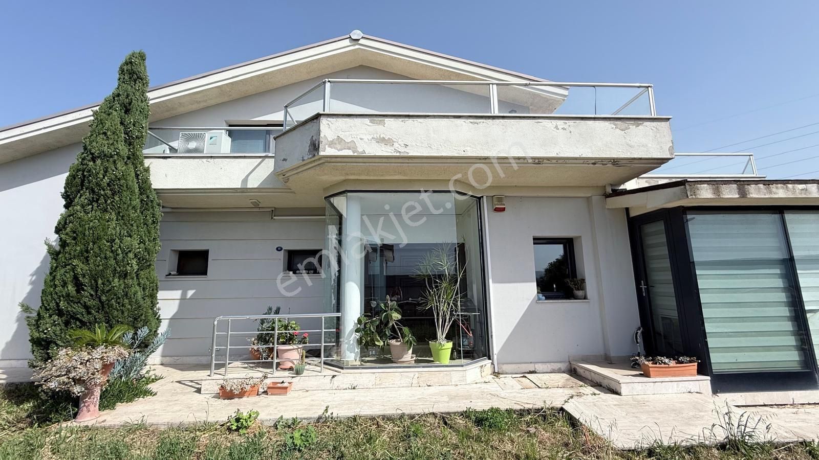 Urla Kent Sitesi'nde Full Deniz Manzaralı Köşe Satılık Villa