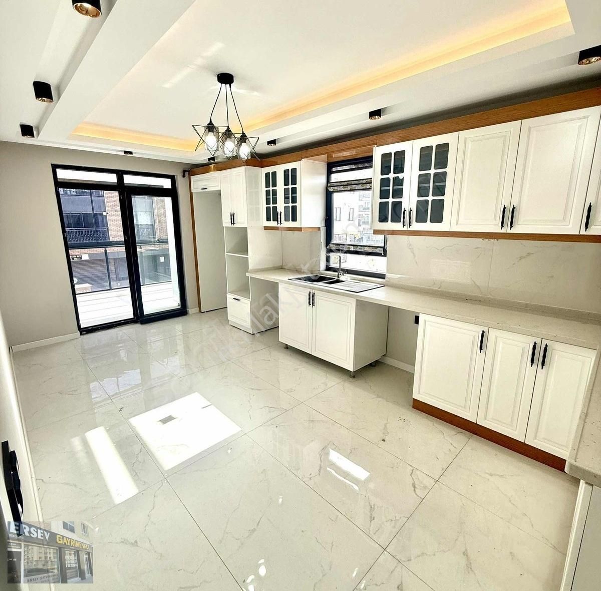 Çamlıca'da Yüksek Kredili Bahçeli Nizam Özel Otopark 160 M2 3+1
