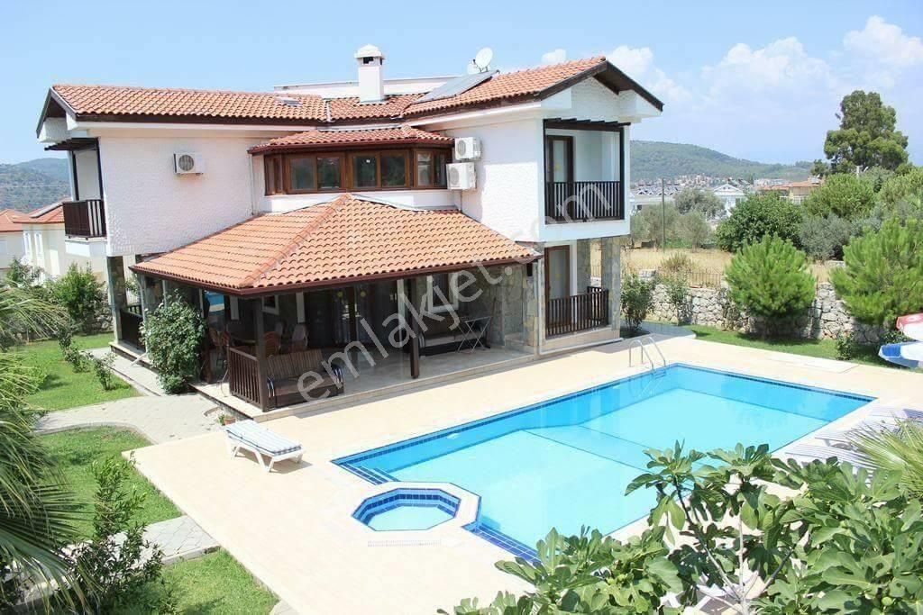 Alaçatı'da 4+2 Müstakil Havuzlu Kiralık Villa