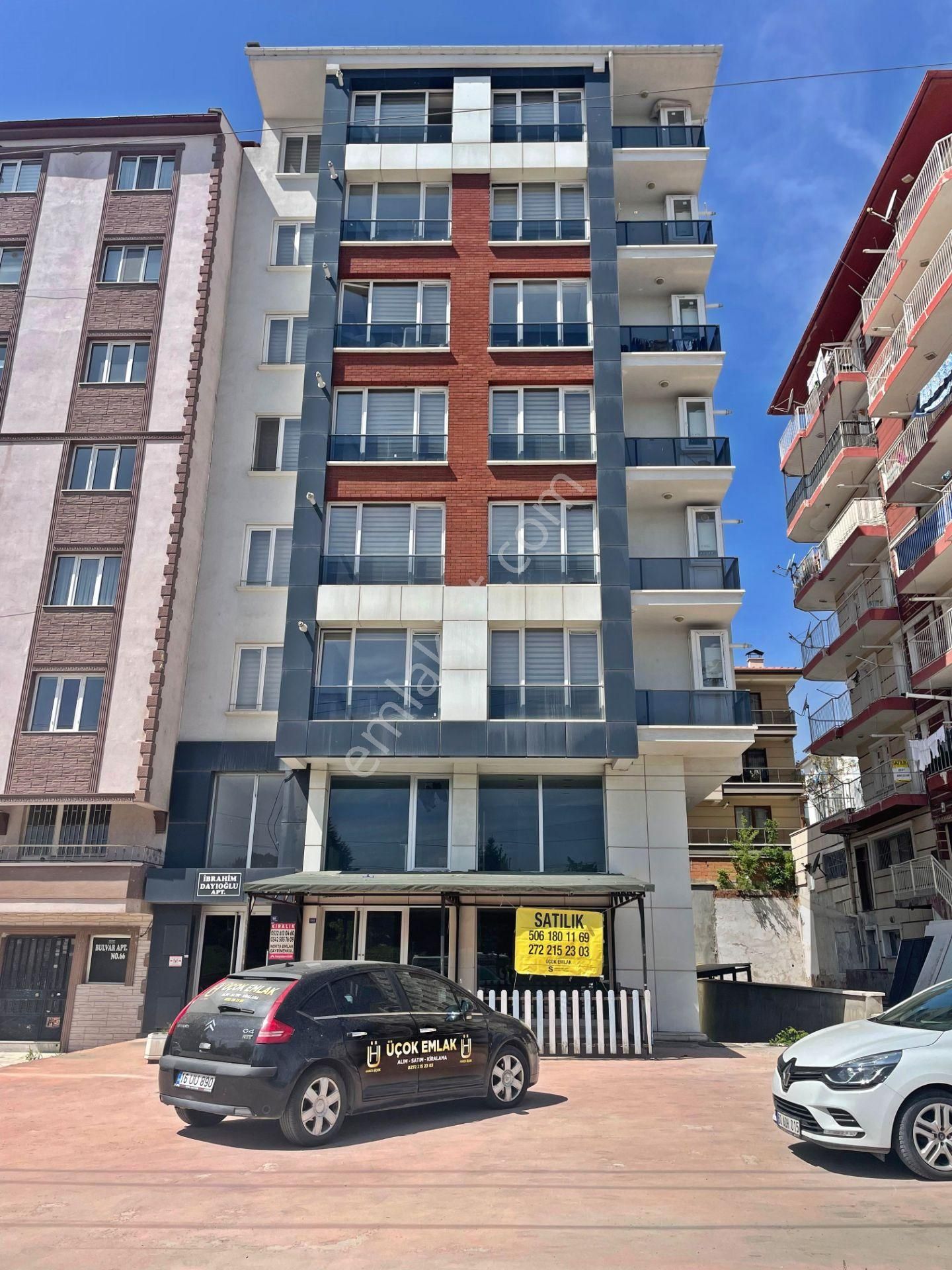 Afyon Üçok Emlaktan Esentepe Mah Cadde Üzeri Satılık Fırsat Dükkan
