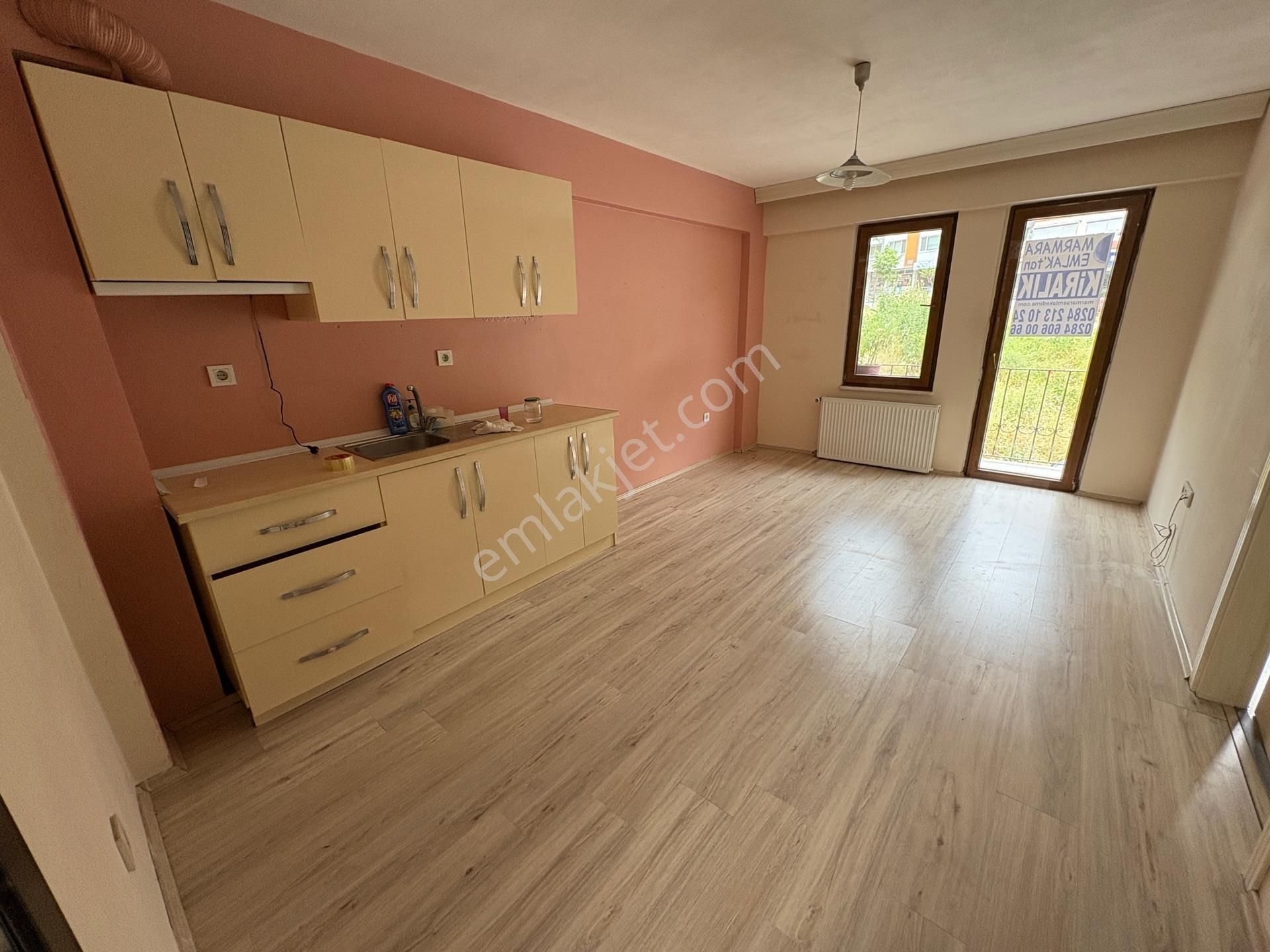 Marmara'dan Ayşekadın'da Ana Cadde Üzerinde 1+1 Kiralık Daire