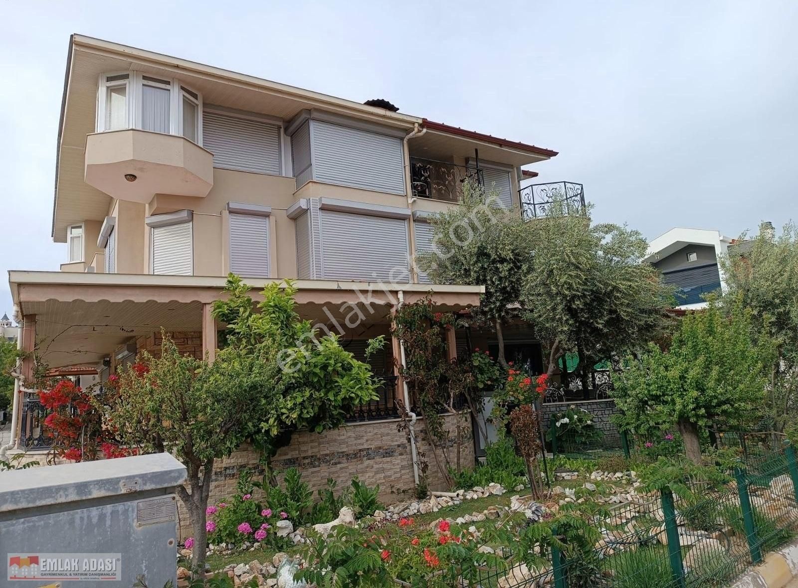 Kustur Mevkii Genis Bahceli Satilik Villa