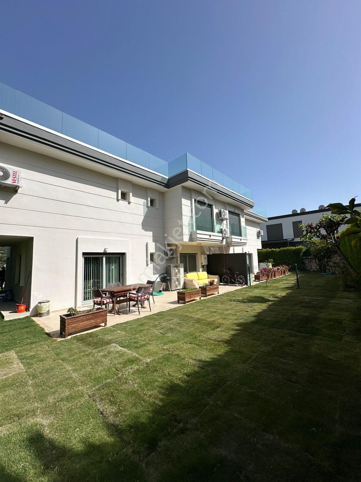 Çeşme Ardıç Paşalimanı'nda Plaja Yürüme Mesafesinde Kiralık Tripleks Villa - Görsel 3