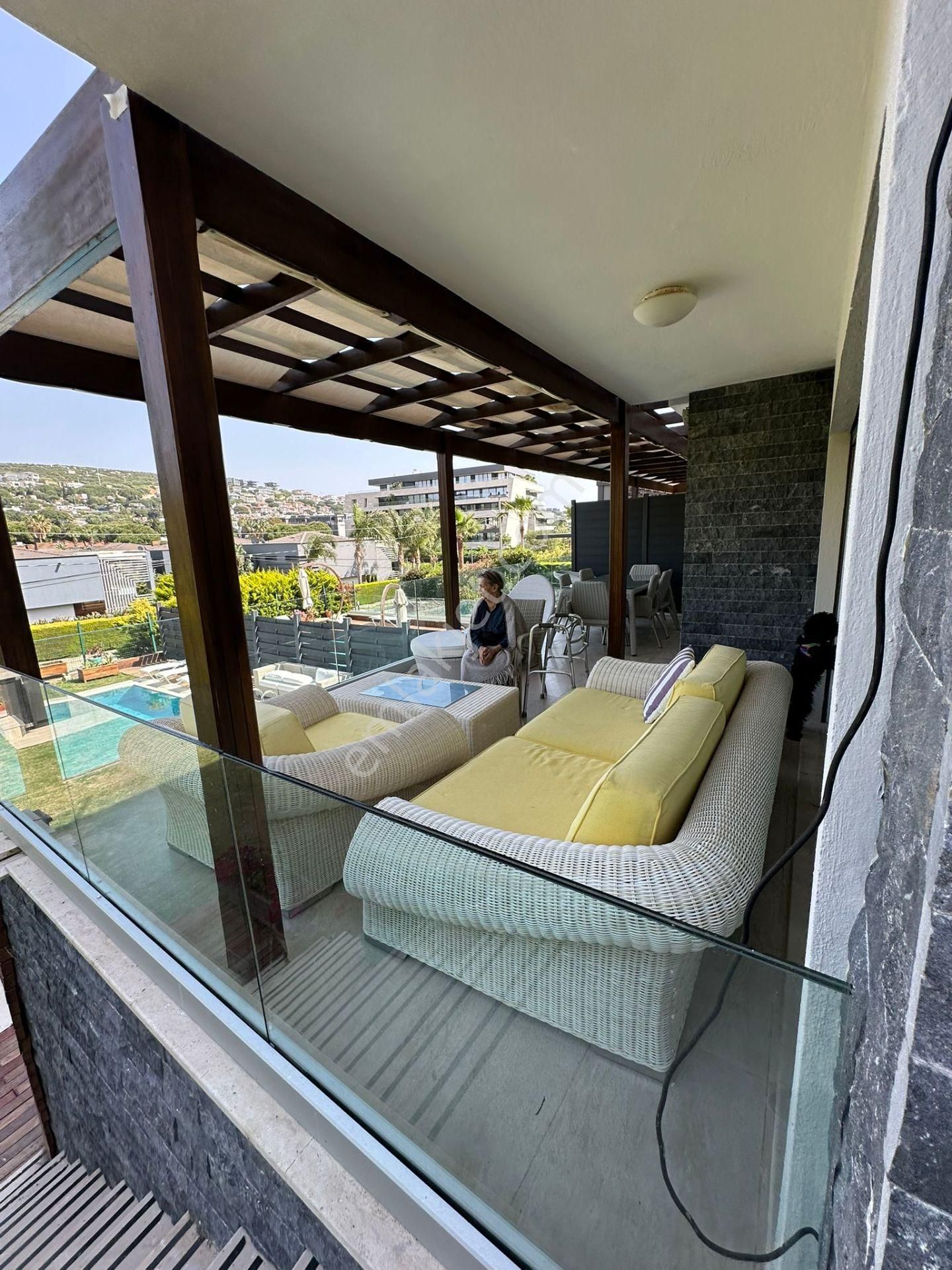 Çeşme Ardıç Paşalimanı'nda Plaja Yürüme Mesafesinde Kiralık Tripleks Villa - Görsel 2