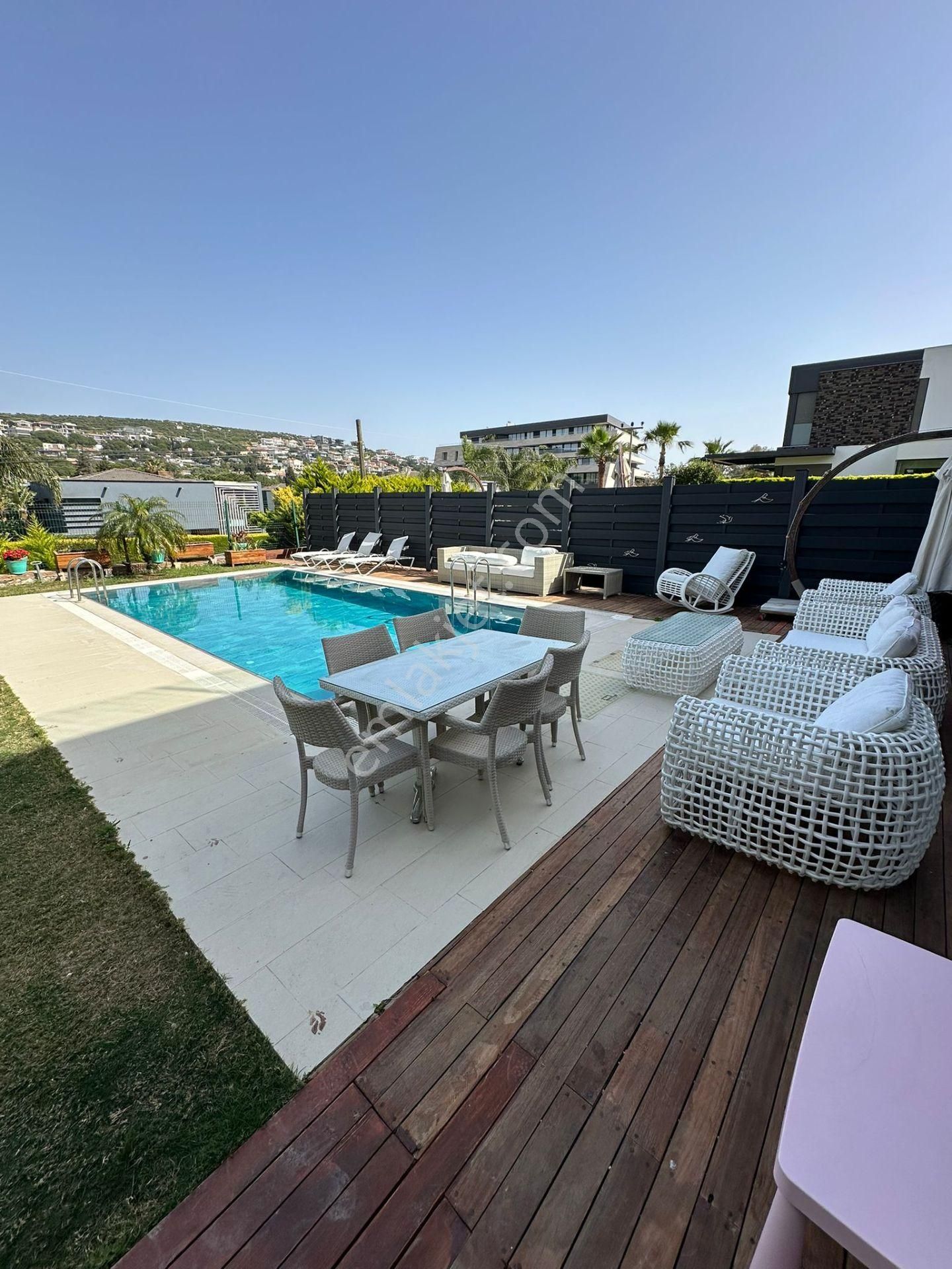 Çeşme Ardıç Paşalimanı'nda Plaja Yürüme Mesafesinde Kiralık Tripleks Villa - Görsel 9