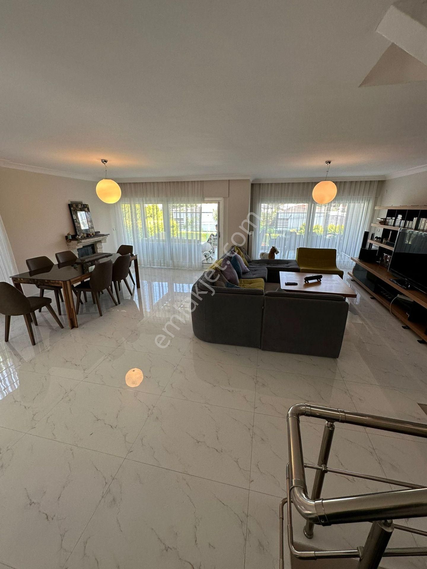 Çeşme Ardıç Paşalimanı'nda Plaja Yürüme Mesafesinde Kiralık Tripleks Villa - Görsel 14
