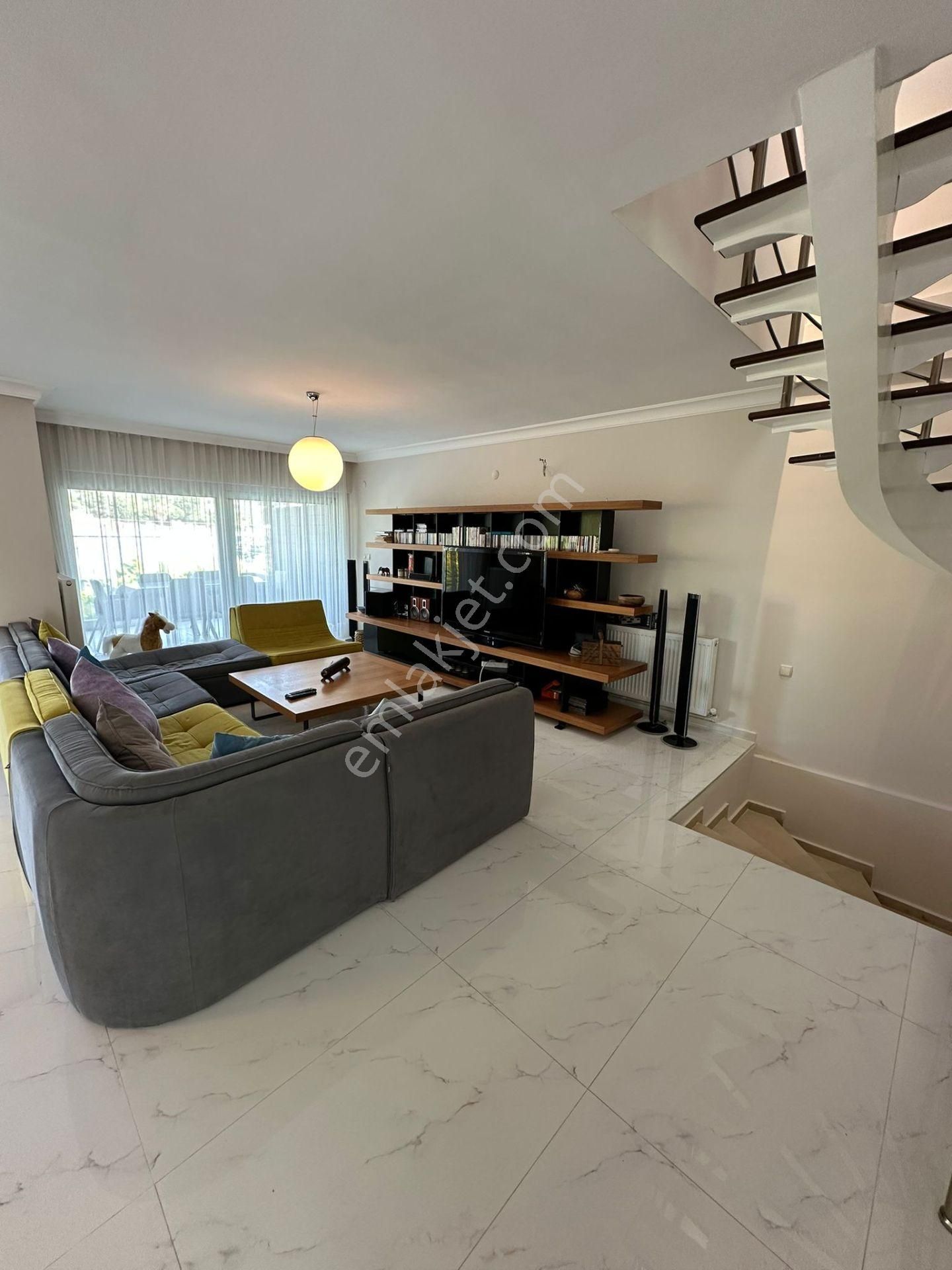 Çeşme Ardıç Paşalimanı'nda Plaja Yürüme Mesafesinde Kiralık Tripleks Villa - Görsel 22
