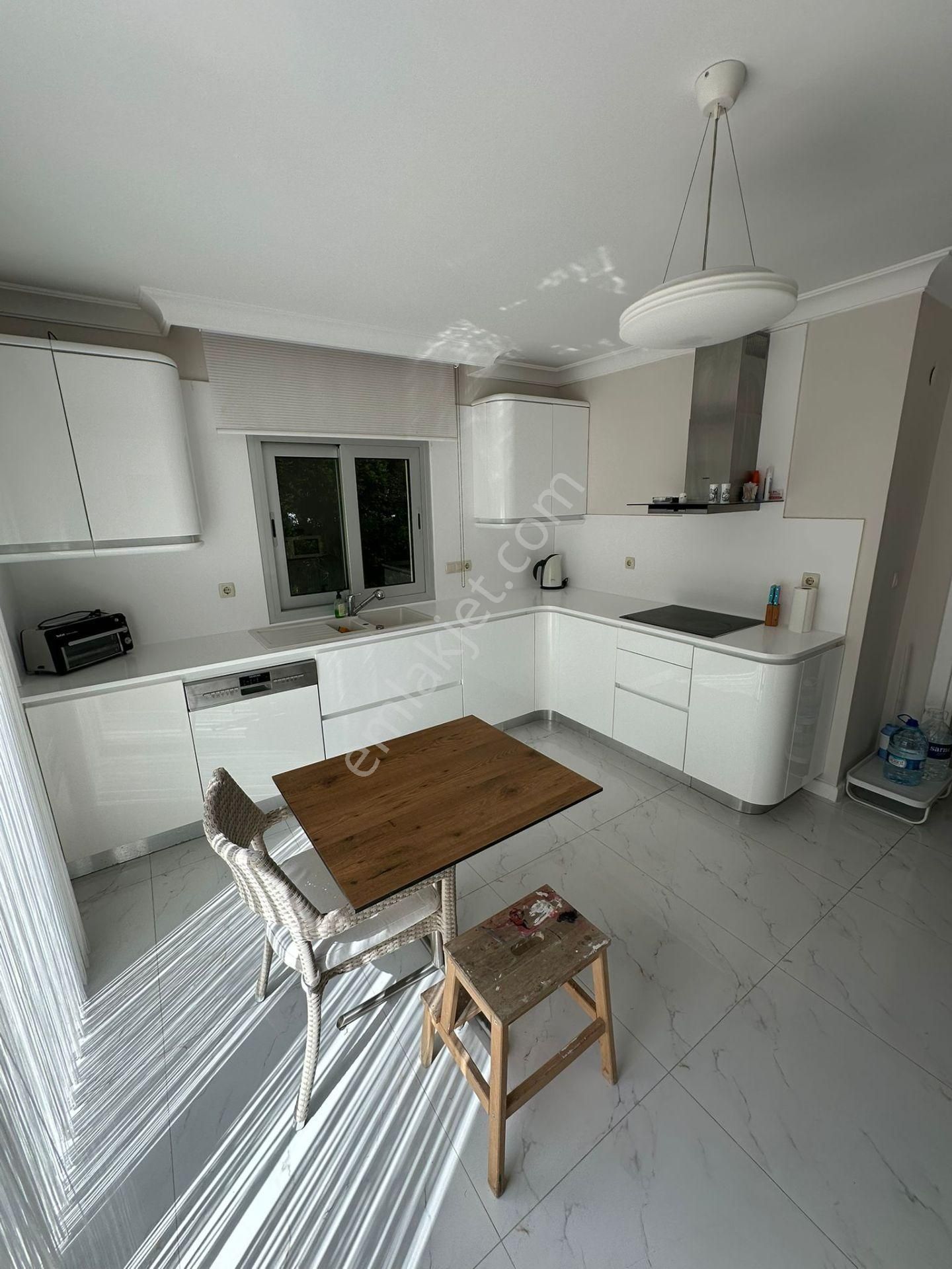Çeşme Ardıç Paşalimanı'nda Plaja Yürüme Mesafesinde Kiralık Tripleks Villa - Görsel 12