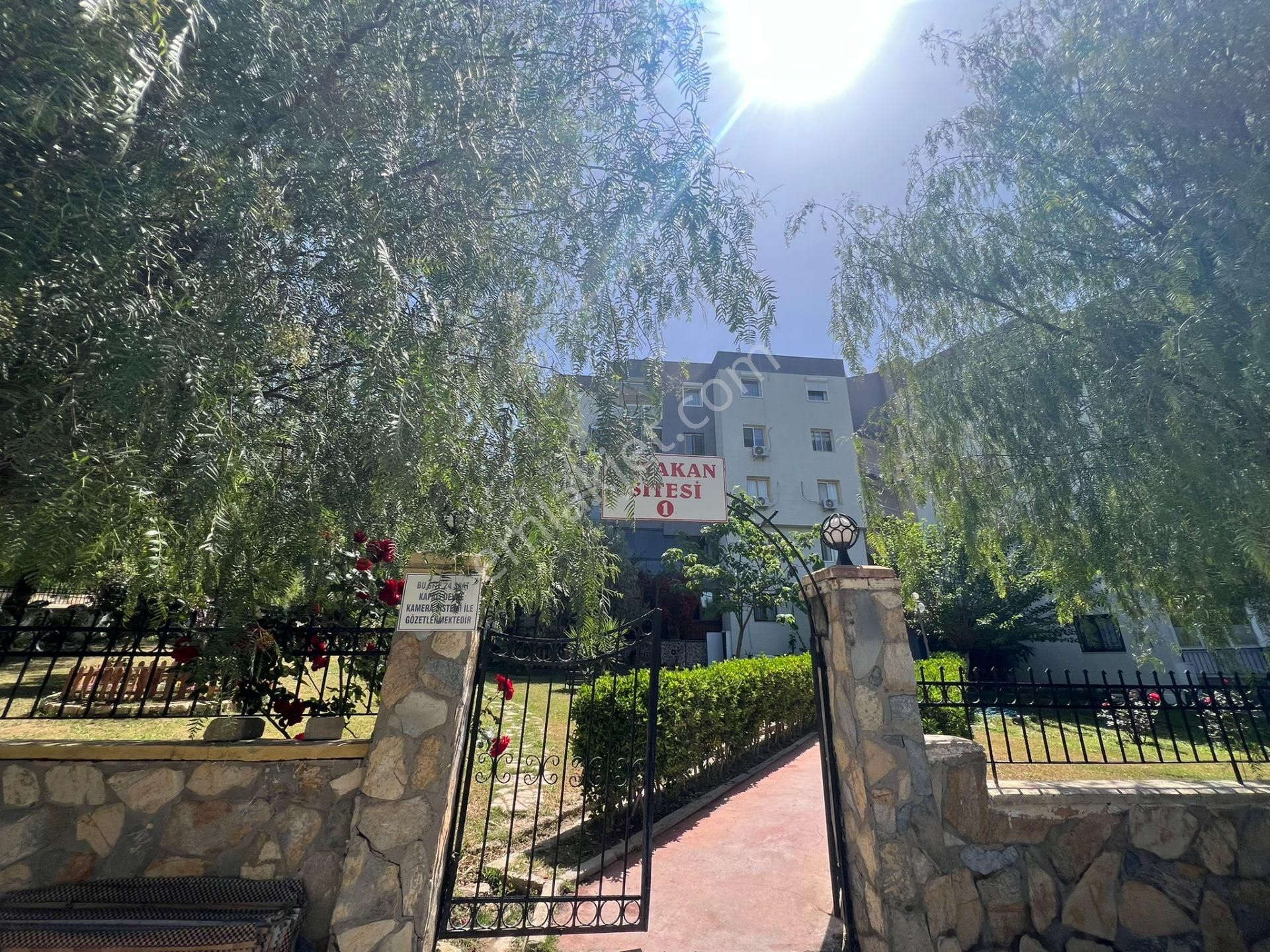 Kuşadası Merkezde Marina Yakını 3+1 Site İçi Satılık Daire