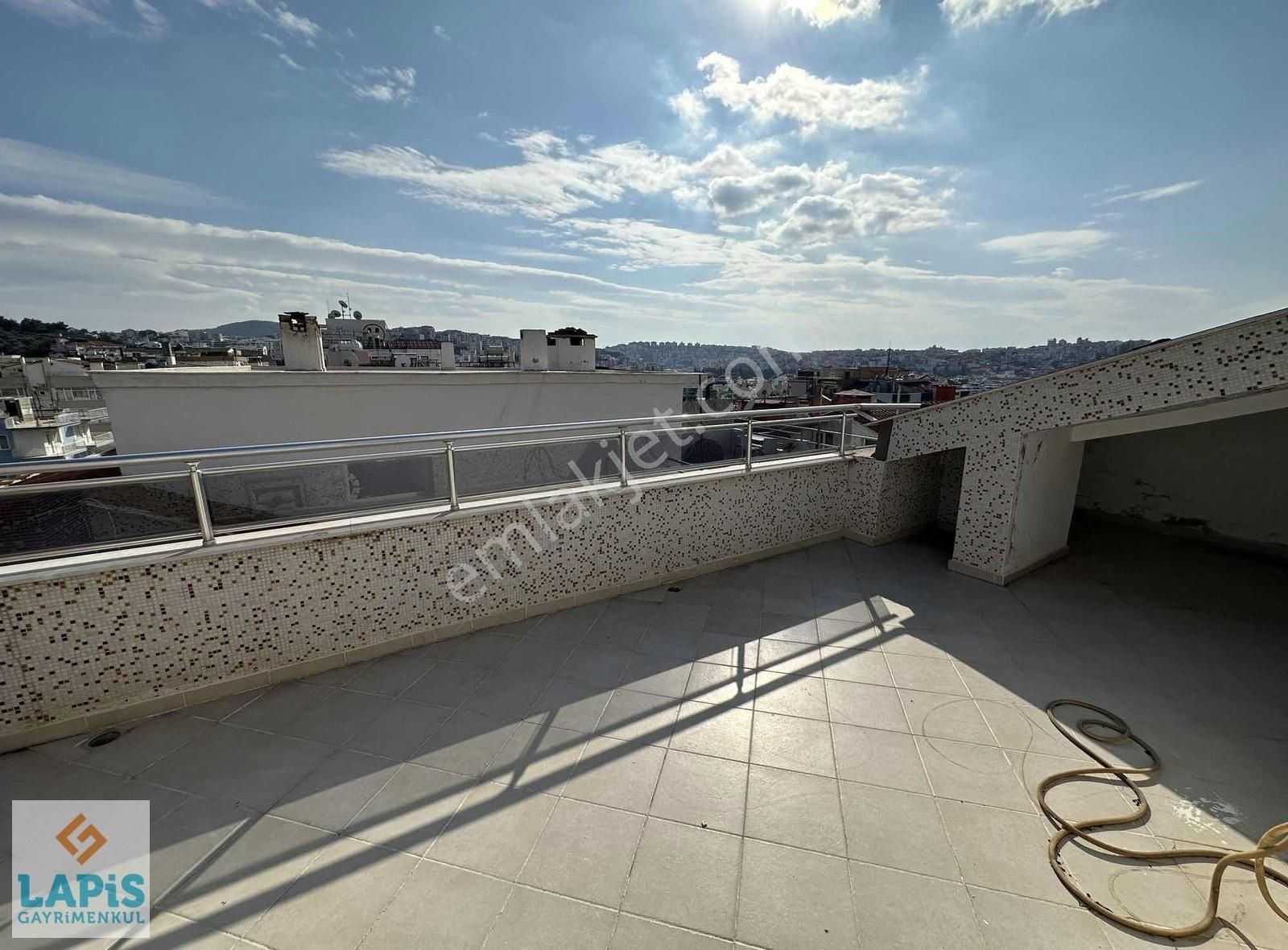 Kusadası Merkezde Catı Katı 1+1 Esyalı Kıralık Daıre