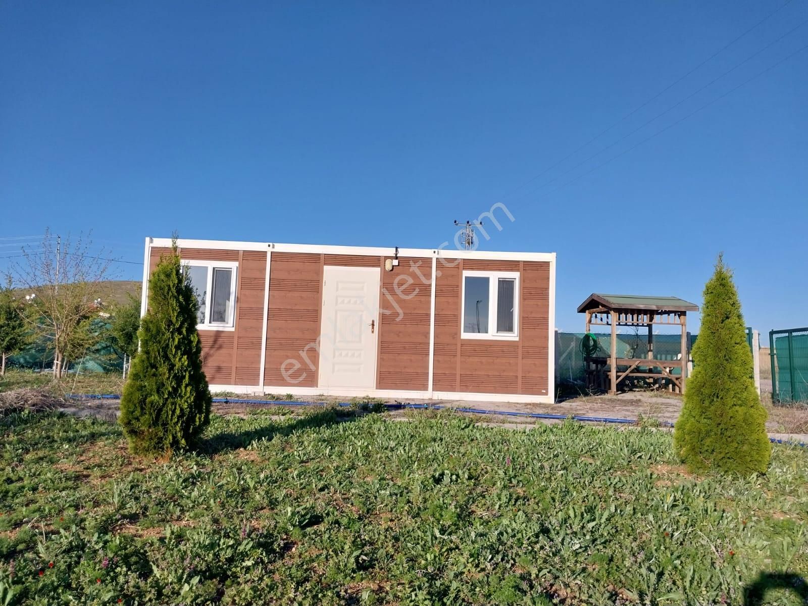 Oyaca Da 1000 M2 Konteyner Ve Meyve Ağaçlı Tel Örgülü Bahçe