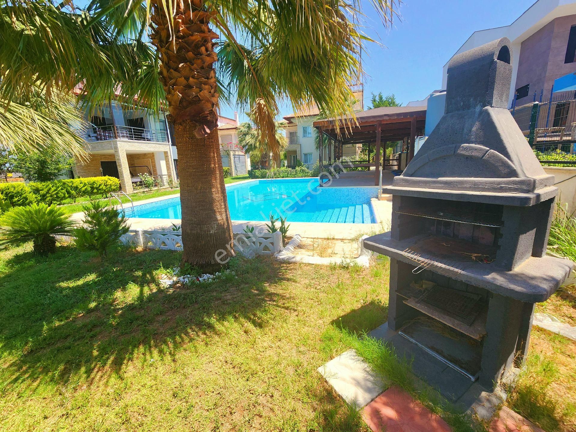 Havuzlu Site'de Satılık Harika Köşe Konum Geniş Villa