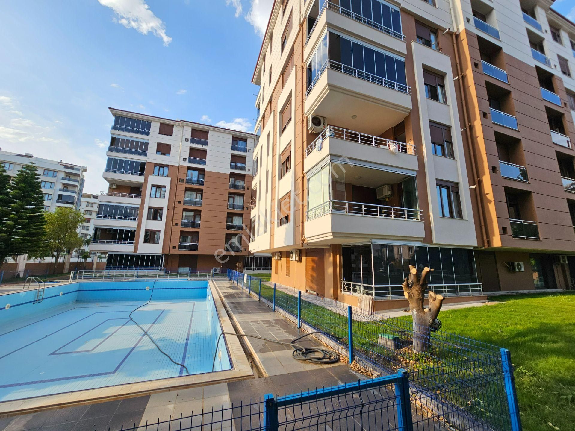 Meydankavağı'nda Lüks Site İçinde Geniş 3+1 Satılık Daire (en/fa)
