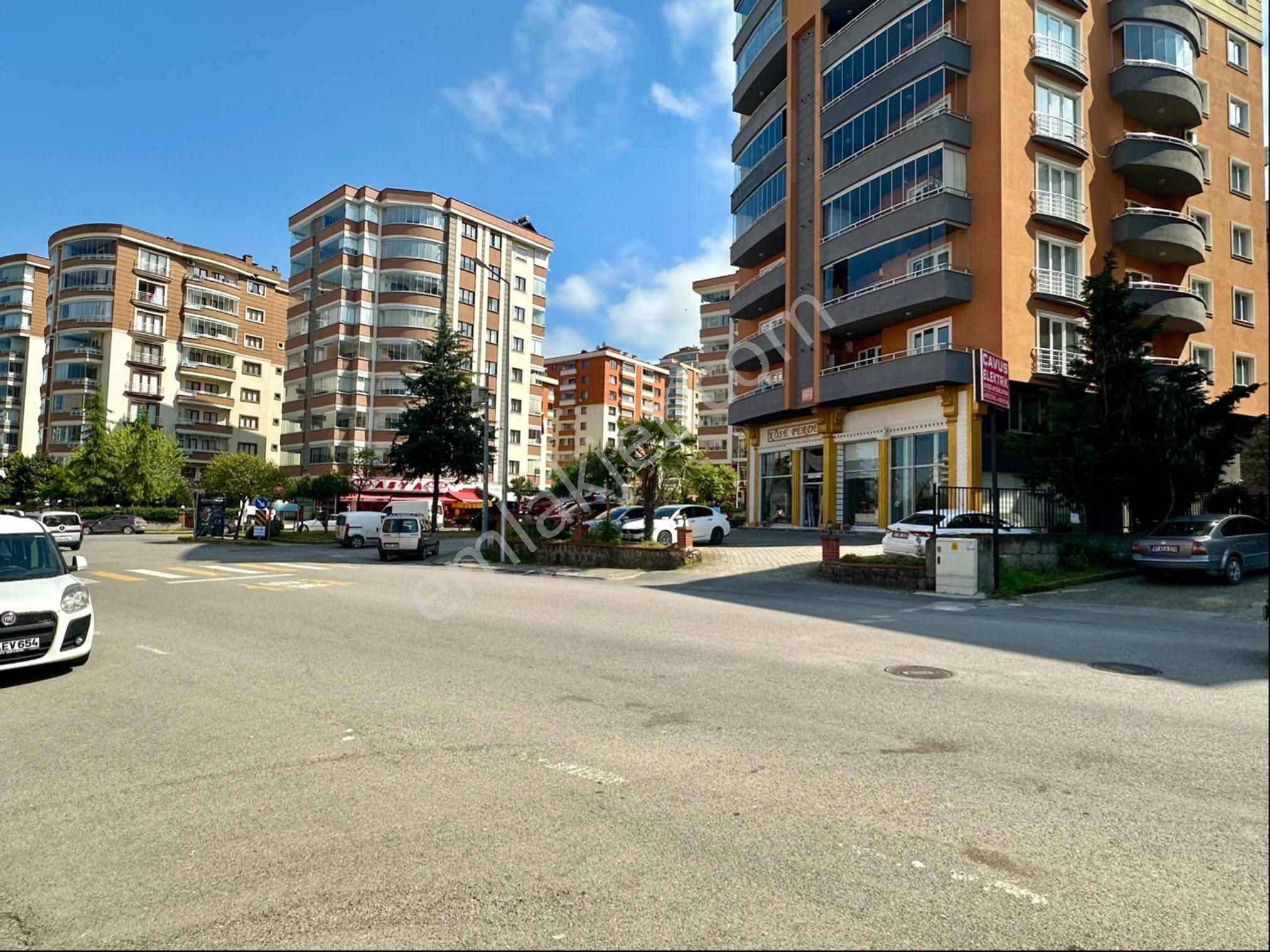Söğütlünün Merkezinde Satılık 4+1 Özel Daire
