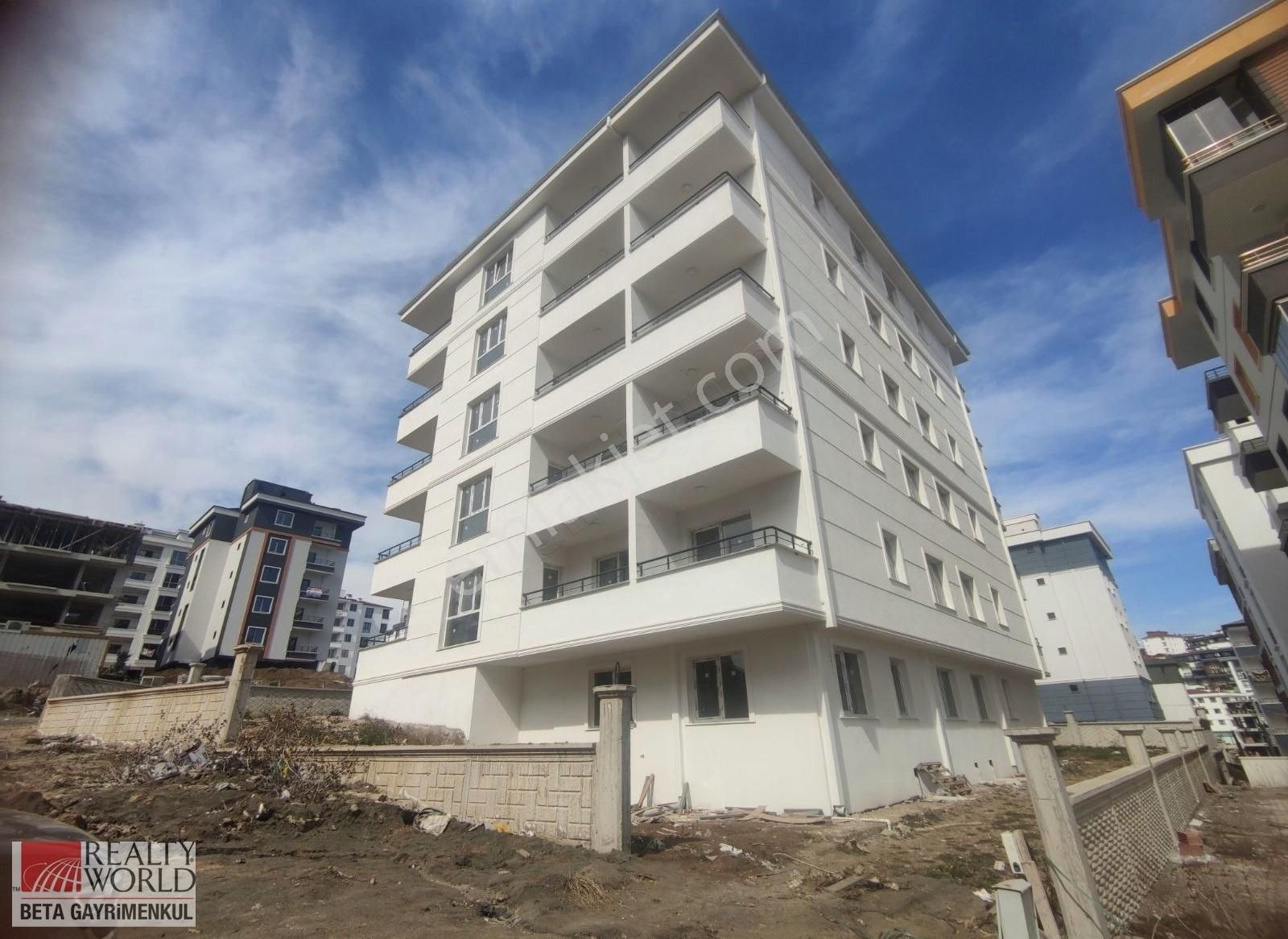 Pamuklu Blv'da Günün Fırsatı En Üst Kat Köşe Önü Açık 1+1 Daire