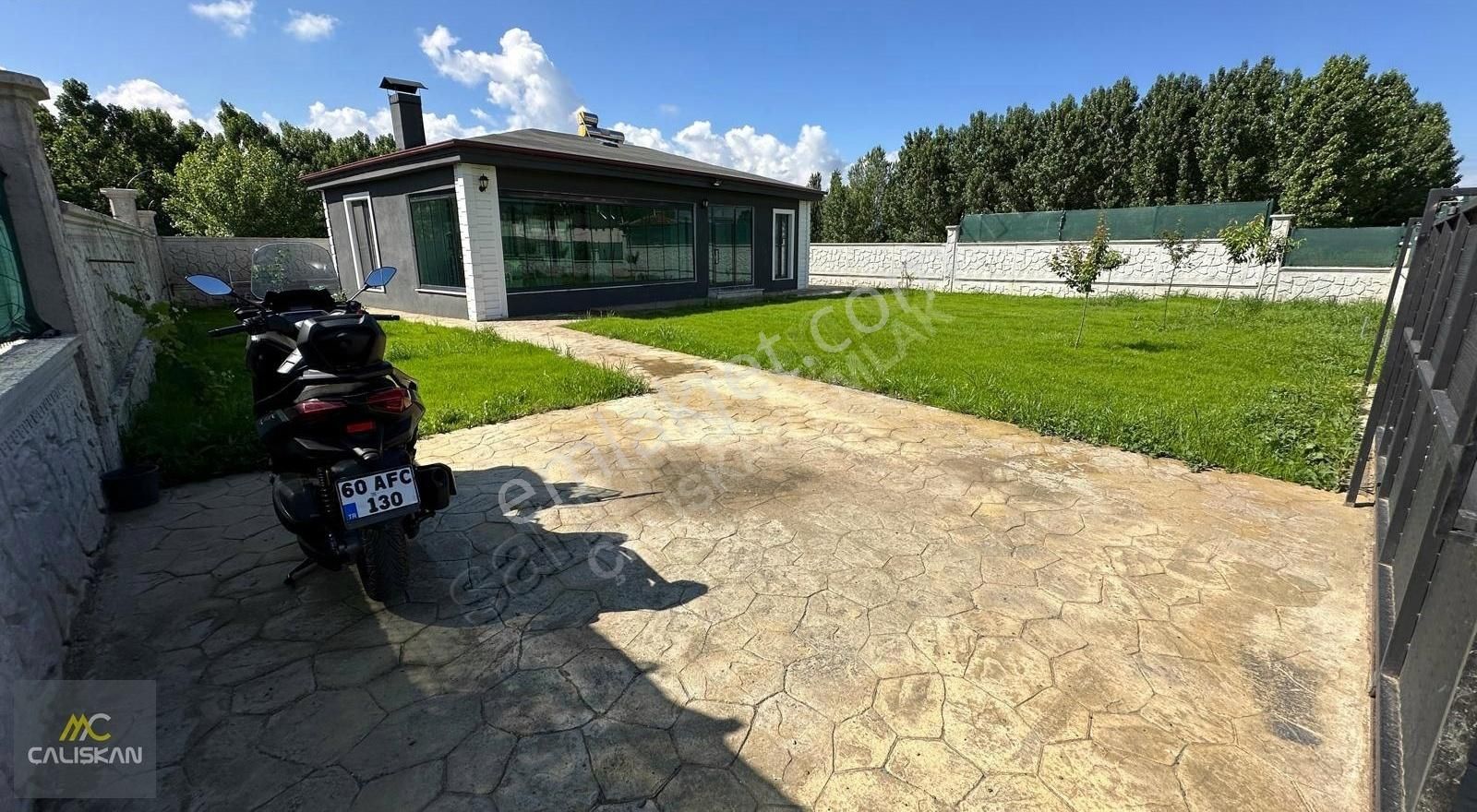 Emirseyit Ana Yol Kenarı Lüks Yapılı Ev Ve 511 M2 Tek Tapu Arsa