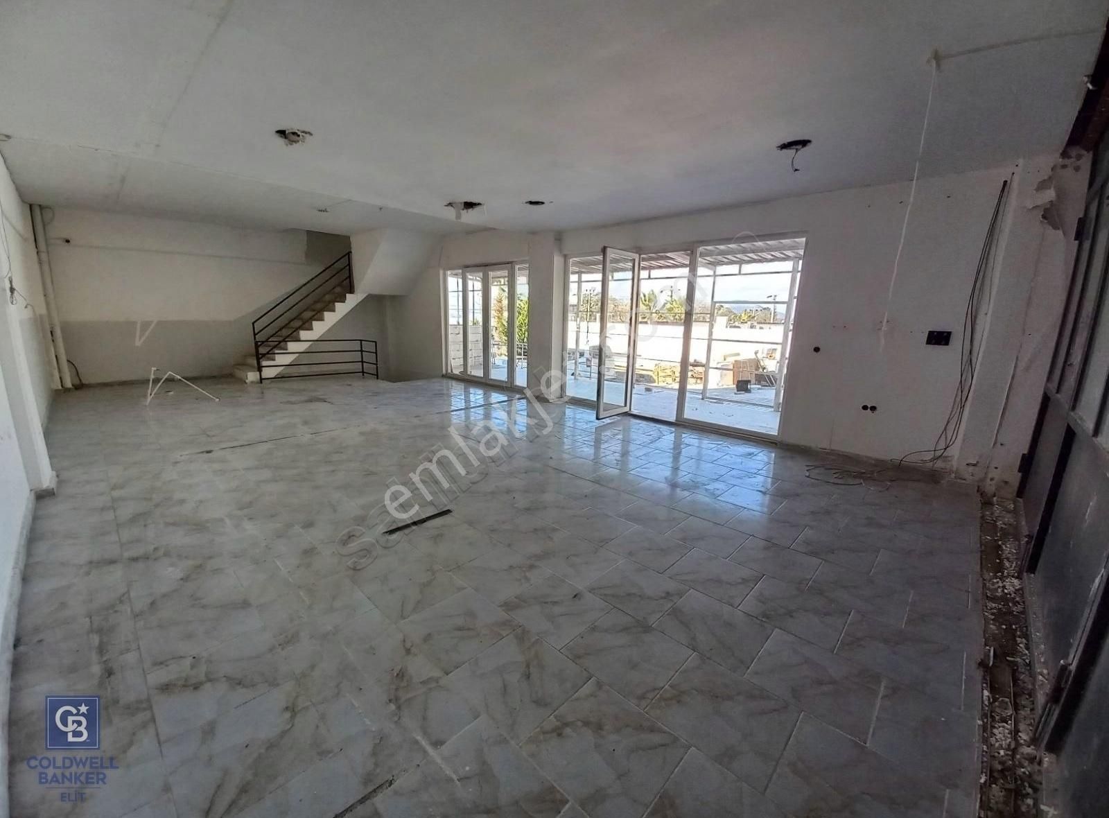 Turgutreis'te Kiralık 3 Katlı 240 M² Dükkan