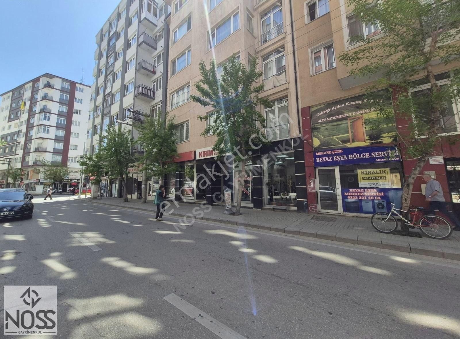 Kırım Caddesi Üzerinde (140m²) - 3 Katlı İş Yeri