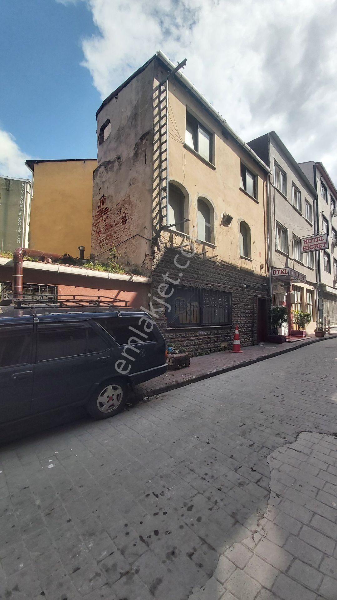 Beyoğlu Kasımpaşa Bahrıye Caddesinde 3 Katlı Dükkan