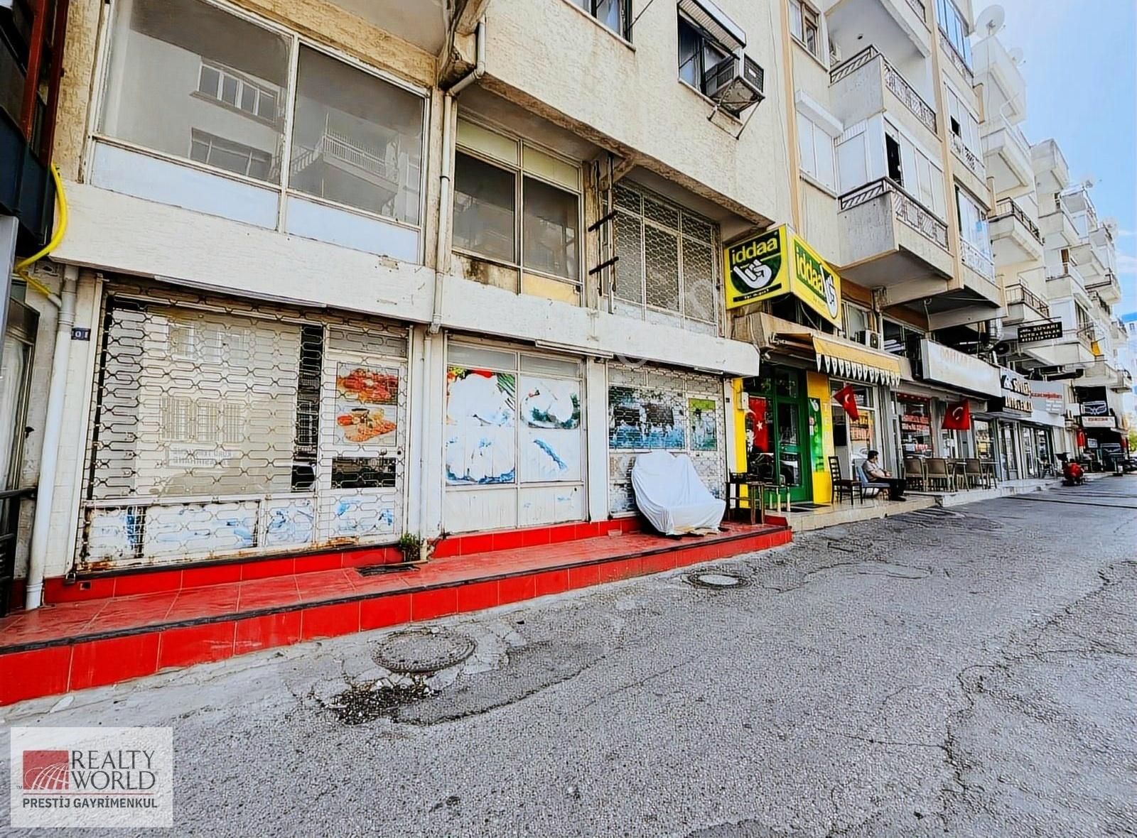 Güllük Caddesine Yakın Geniş Cepheli Kiralık Dükkan