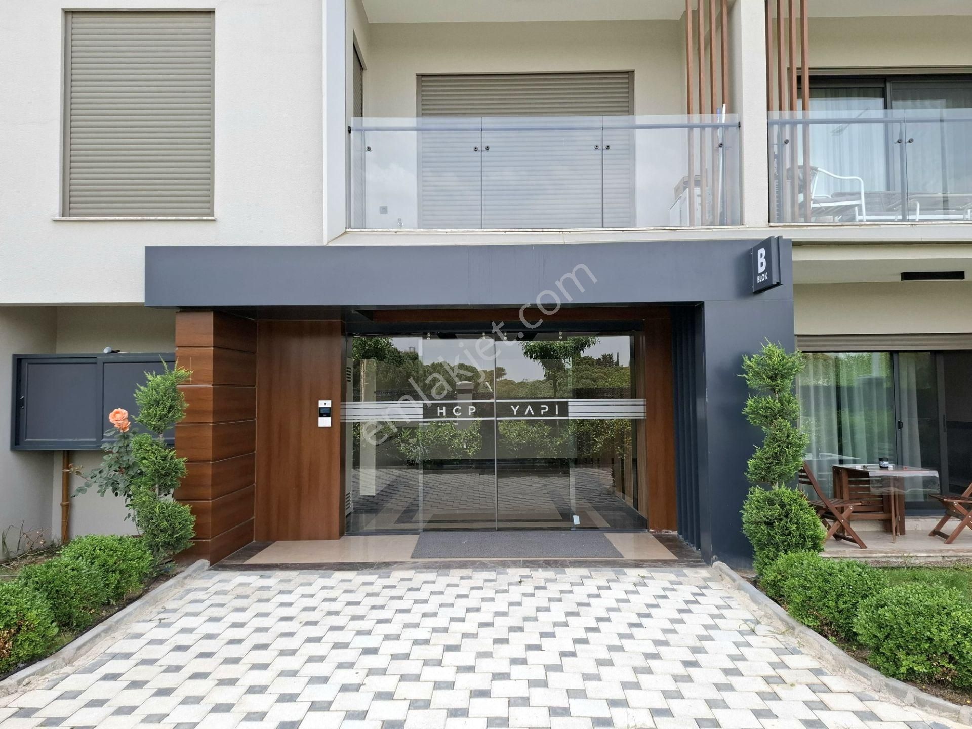 Çiğli Green Park'ta Havuzlu Güvenlikli Sitede Lüks Satılık Daire