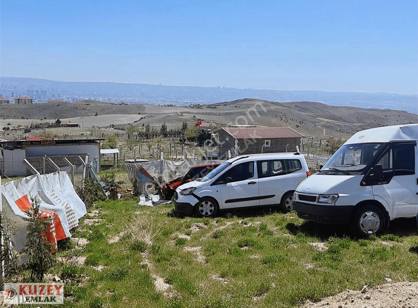 Kuzey Eml Ak'tan Ağaçları Dikilmiş Evi Yapılı