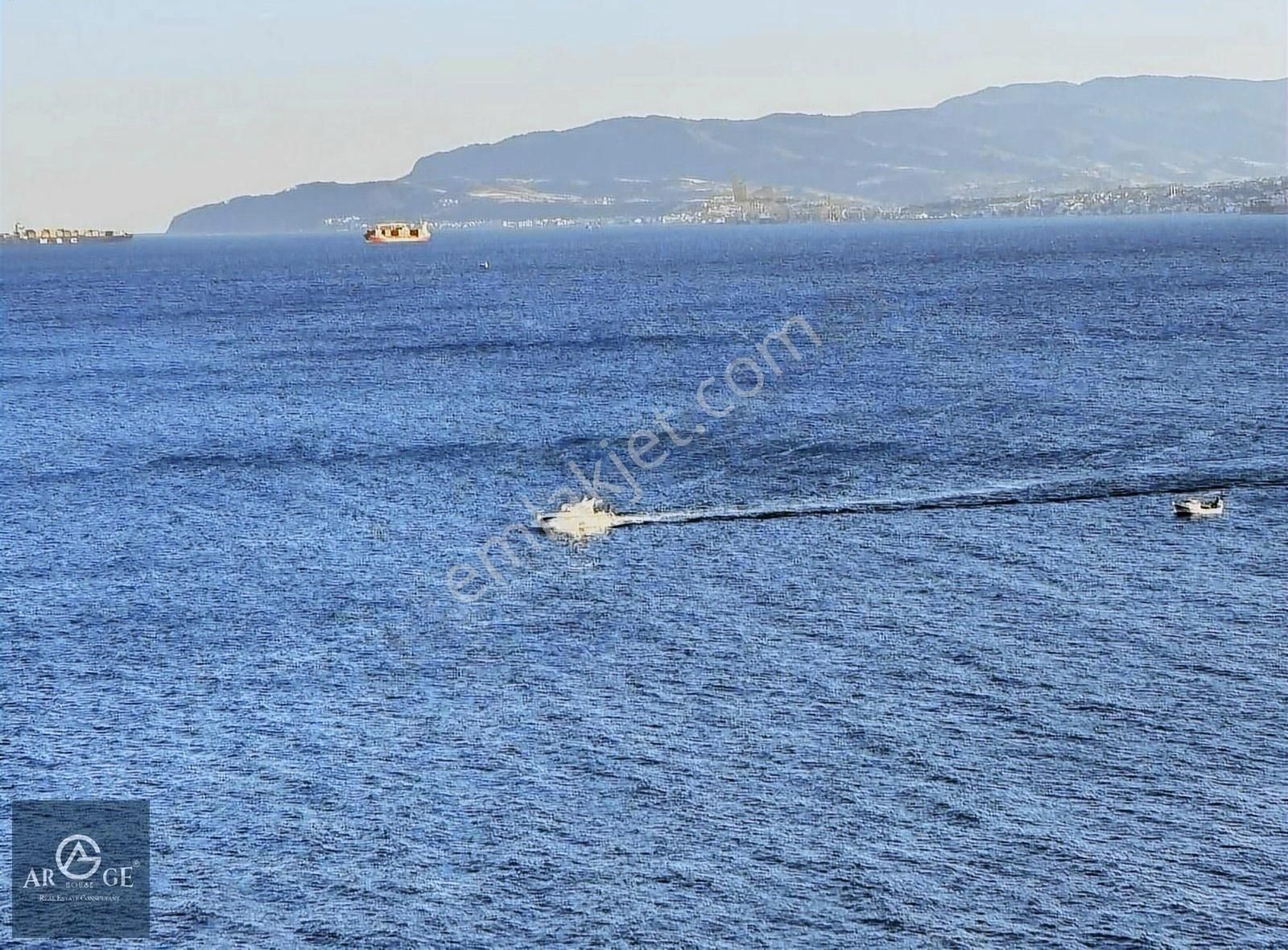Her Odadan Deniz Görüyor, Biz Bile Bazen İnanamıyoruz