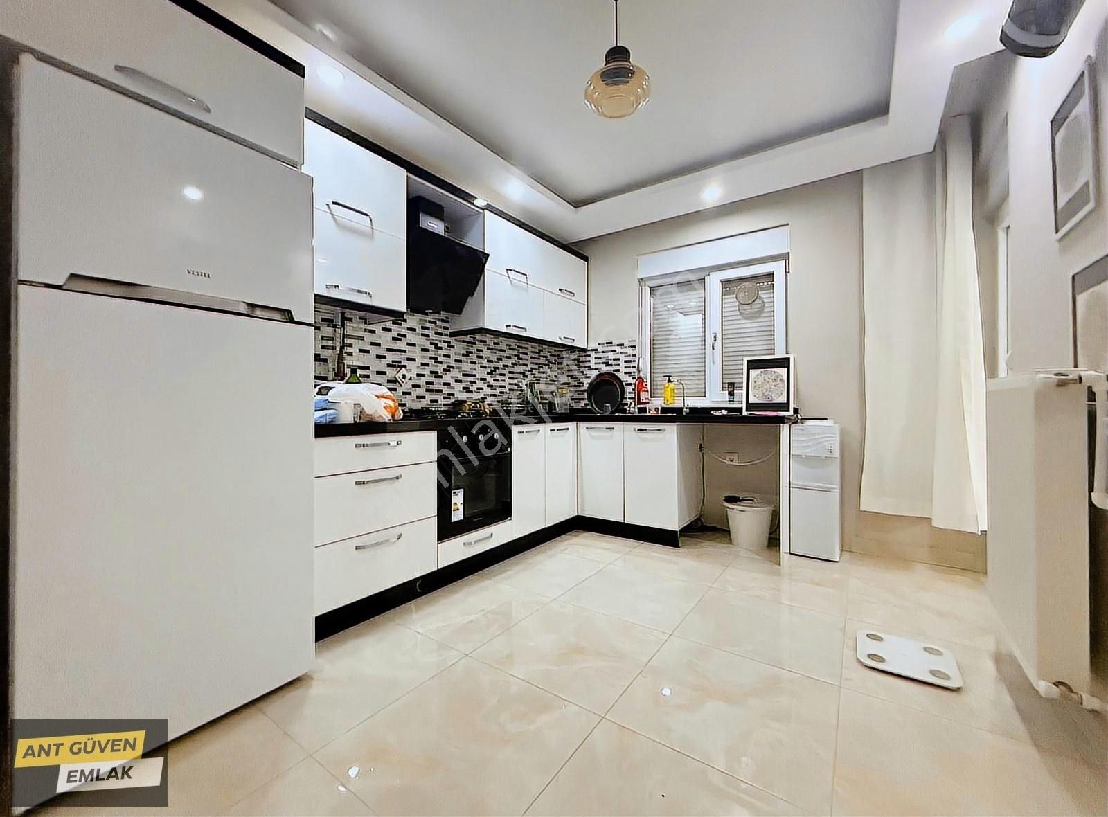 Yeniköy'de Site İçerisinde Doğalgazlı 3+1 Kiralık Daire