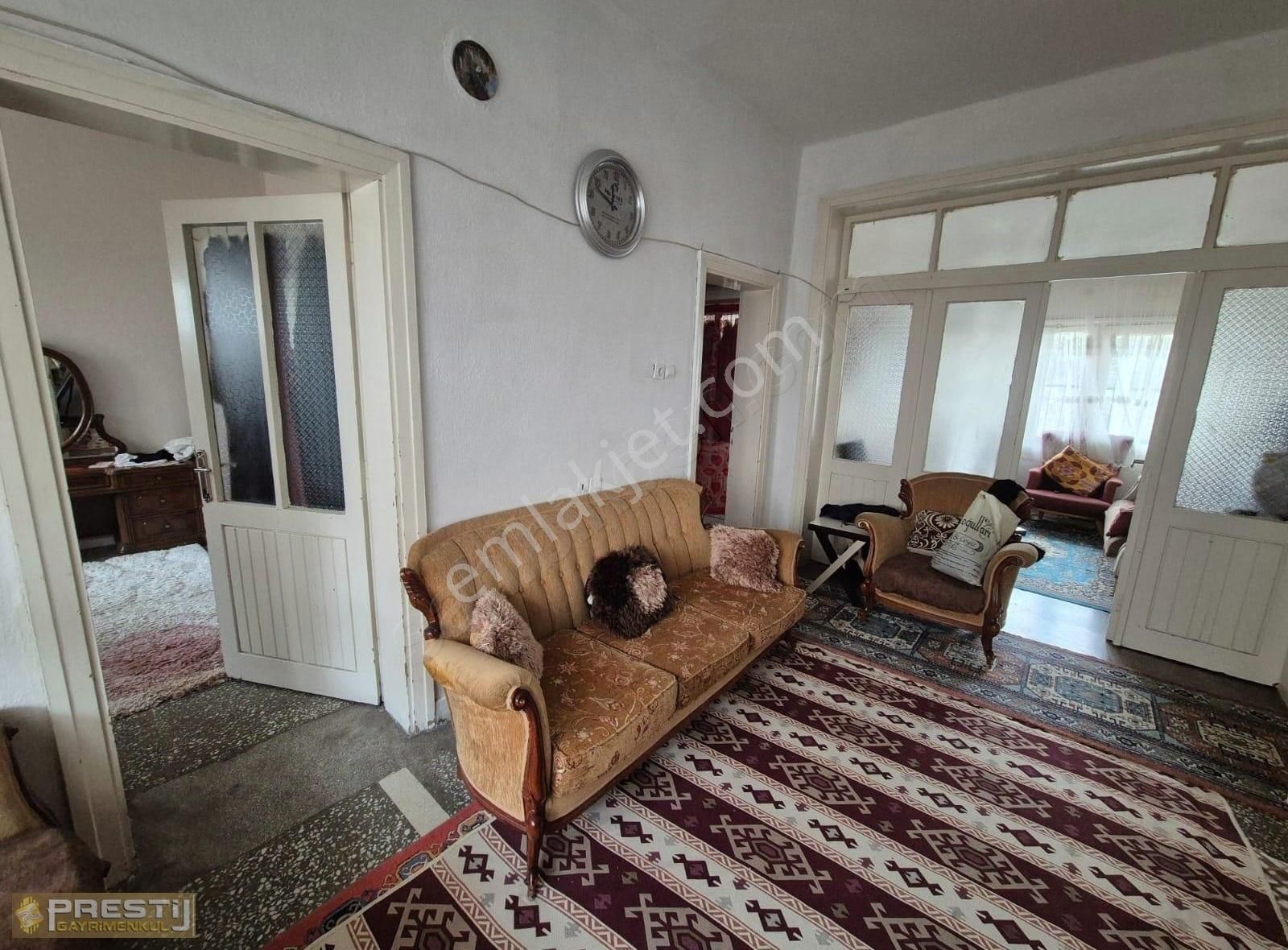 Prestij'den Sağlık'ta Ayrı Mutfak Geniş Oturumlu 2+1 Daire