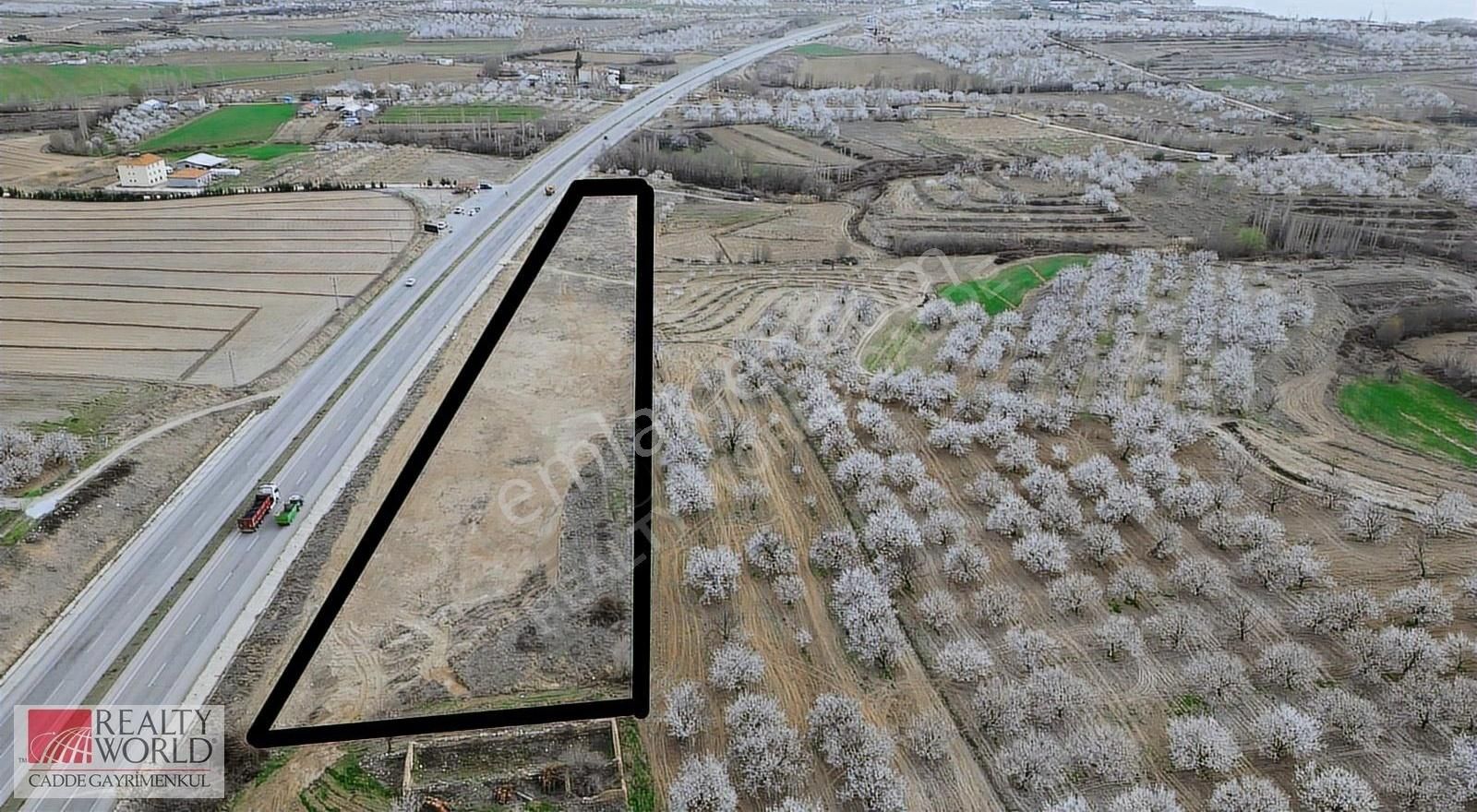 Rw Den Sivas Yolu Üzerinde Yola Sıfır Konumda Satılık Tarla