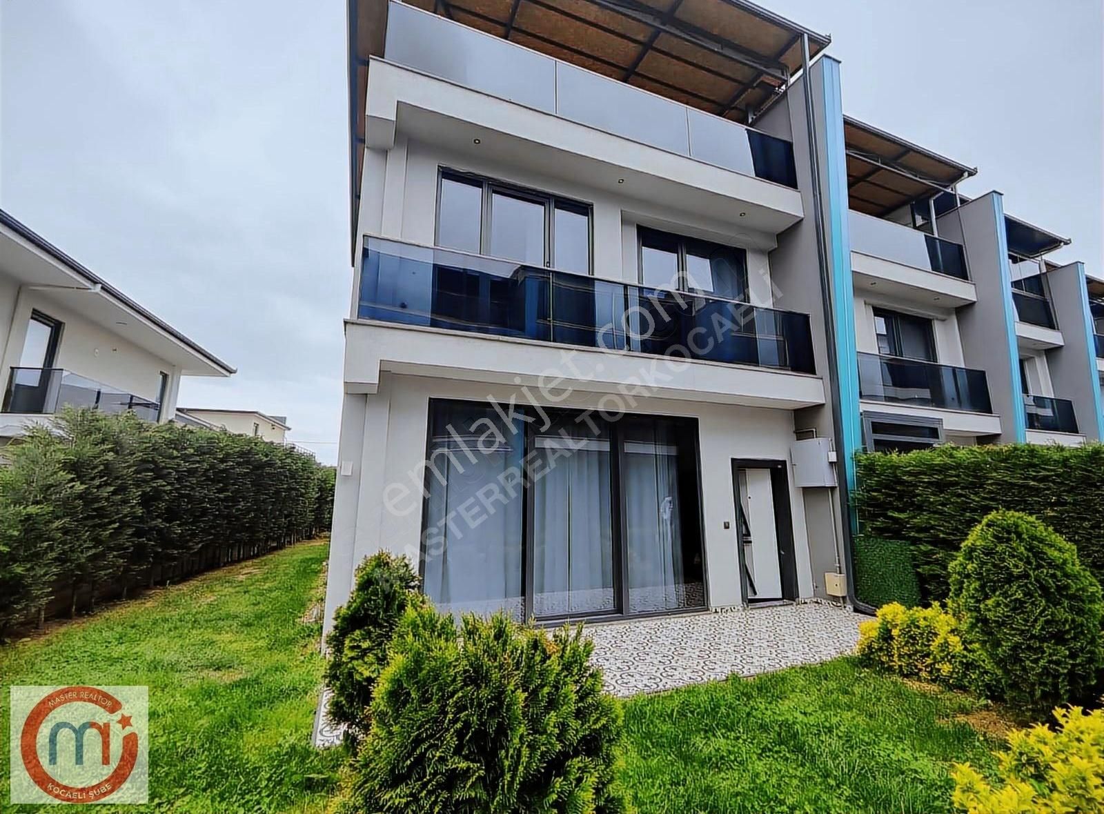 M.r.'den Kartepe Demirada Diamond 1 Sitesinde Satılık Köşe Villa